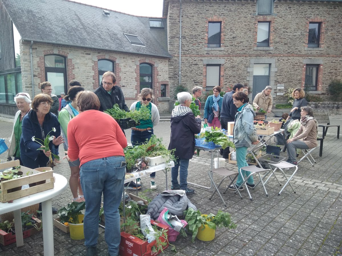 TROC PLANTES Dimanche 28 avril à partir de 9h place des Clouères organisé par l'association Les Mains Vertes
Ce troc-plantes s'adresse à tous, adhérents ou non de l'association. 
Pour tout renseignement au sujet de l'association  : lesmainsvertes35@yahoo.com