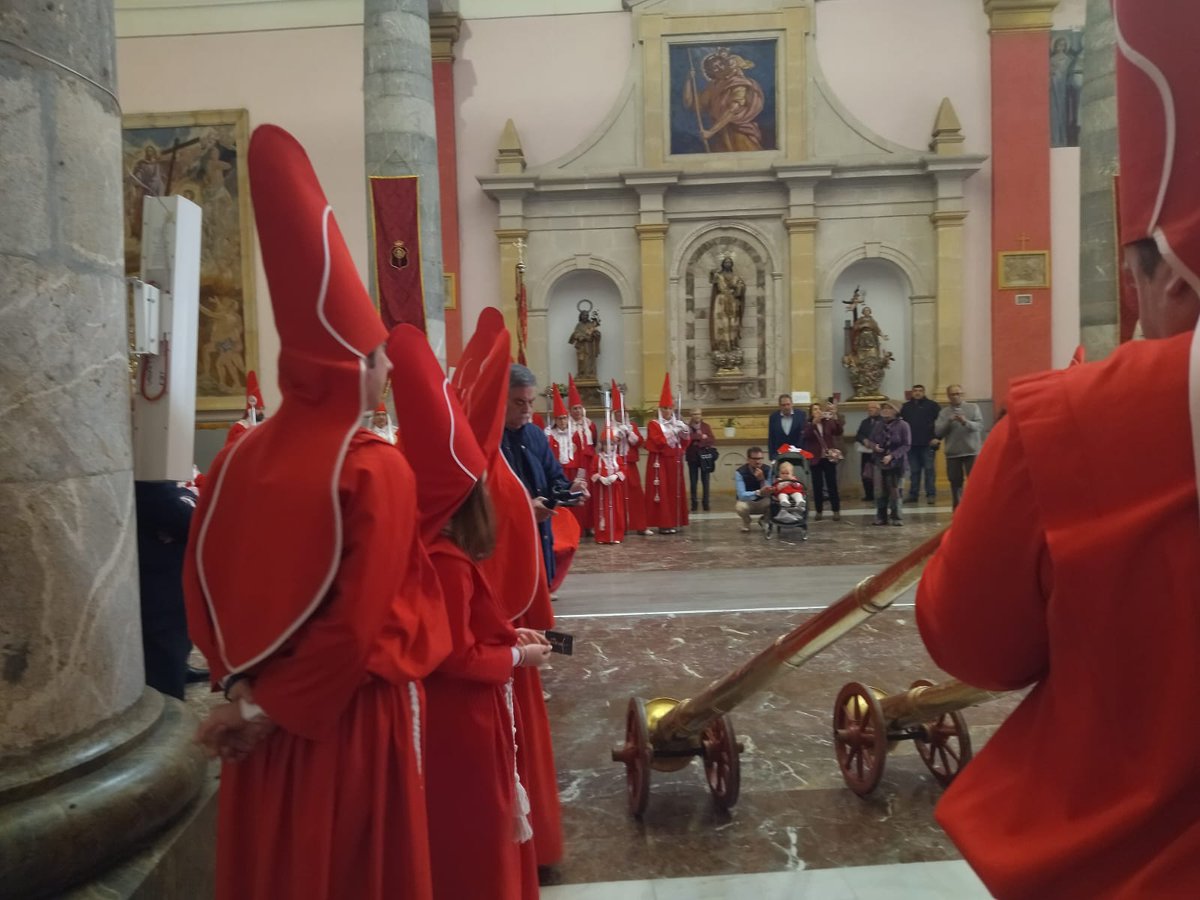 🥁 CONVOCATORIA SANGRE 2024 🥁

🎺 Como cada mañana de #MartesSanto, la Convocatoria de la Archicofradía de la Sangre ha visitado la iglesia de San Antolín anunciando un nuevo #MiércolesSanto.

#NazarenosdelPerdón ♥🖤
#SSantaMurcia ✝️