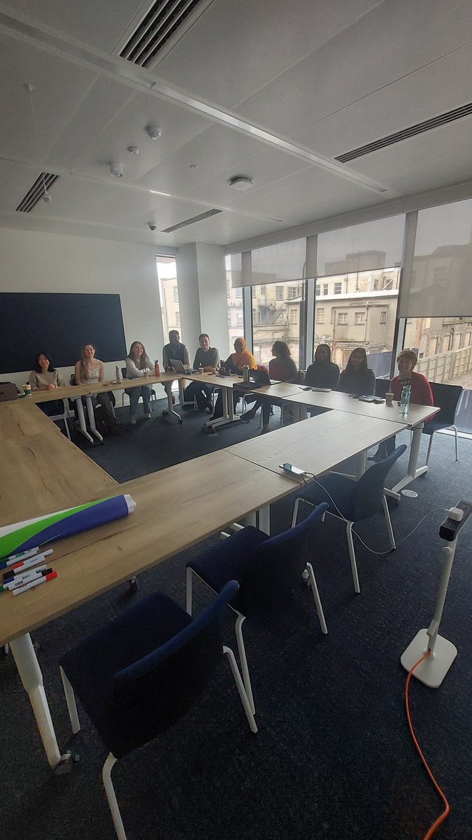 Fantastic start to the day for our @wellcometrust IIB PhD students in a session hosted by @AnnamariaC, Director of Emerging Research Cultures project.