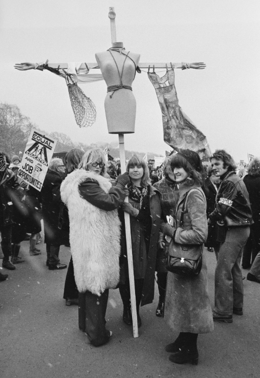 On the 6 March 1971 @ObserverUK photographer Tony McGrath captured the first national demo of the Women's Liberation Movement for the newspaper. 📷Tony McGrath for the Observer #womenshistorymonth #EYAWomen