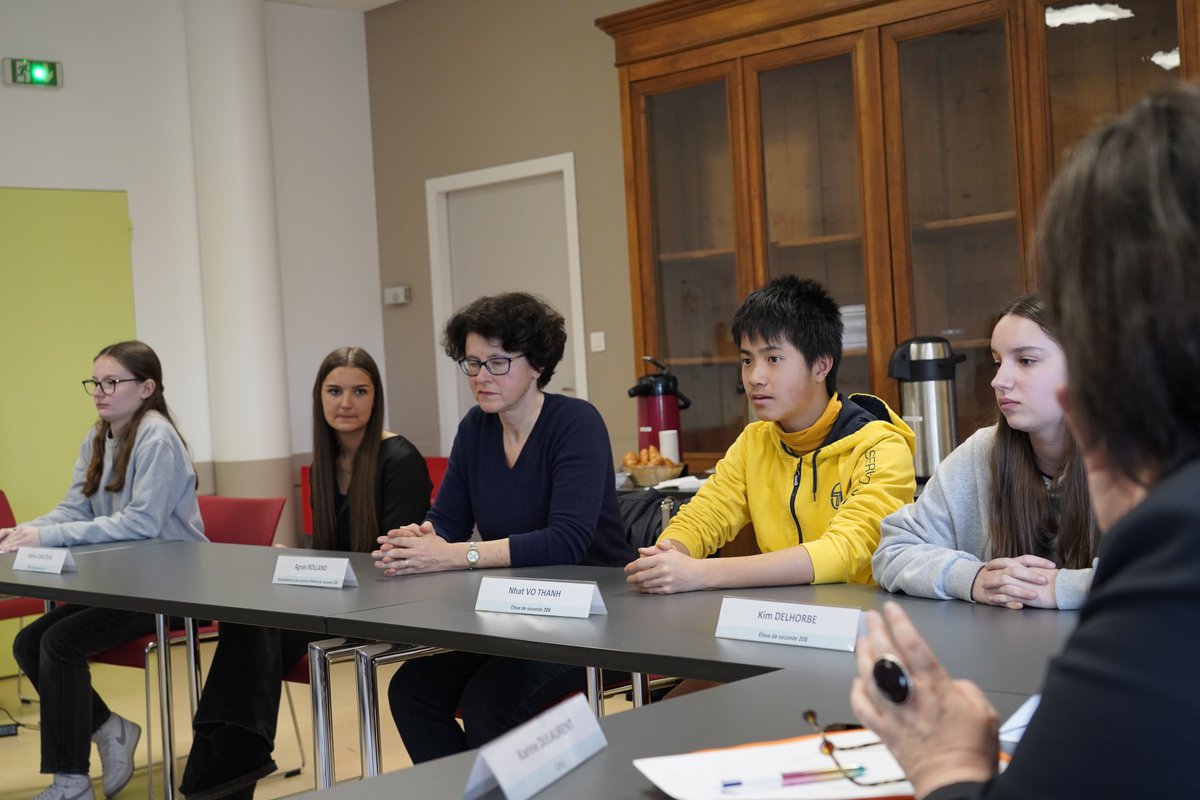 Les professeurs et élèves du lycée Vieljeux #LaRochelle présentent à la rectrice @BndicteRobert leurs dispositifs innovants de lutte contre le #décrochagescolaire ✅cibler les élèves en décrochage ✅leur proposer des parcours individualisés ✅maintenir le lien avec les familles