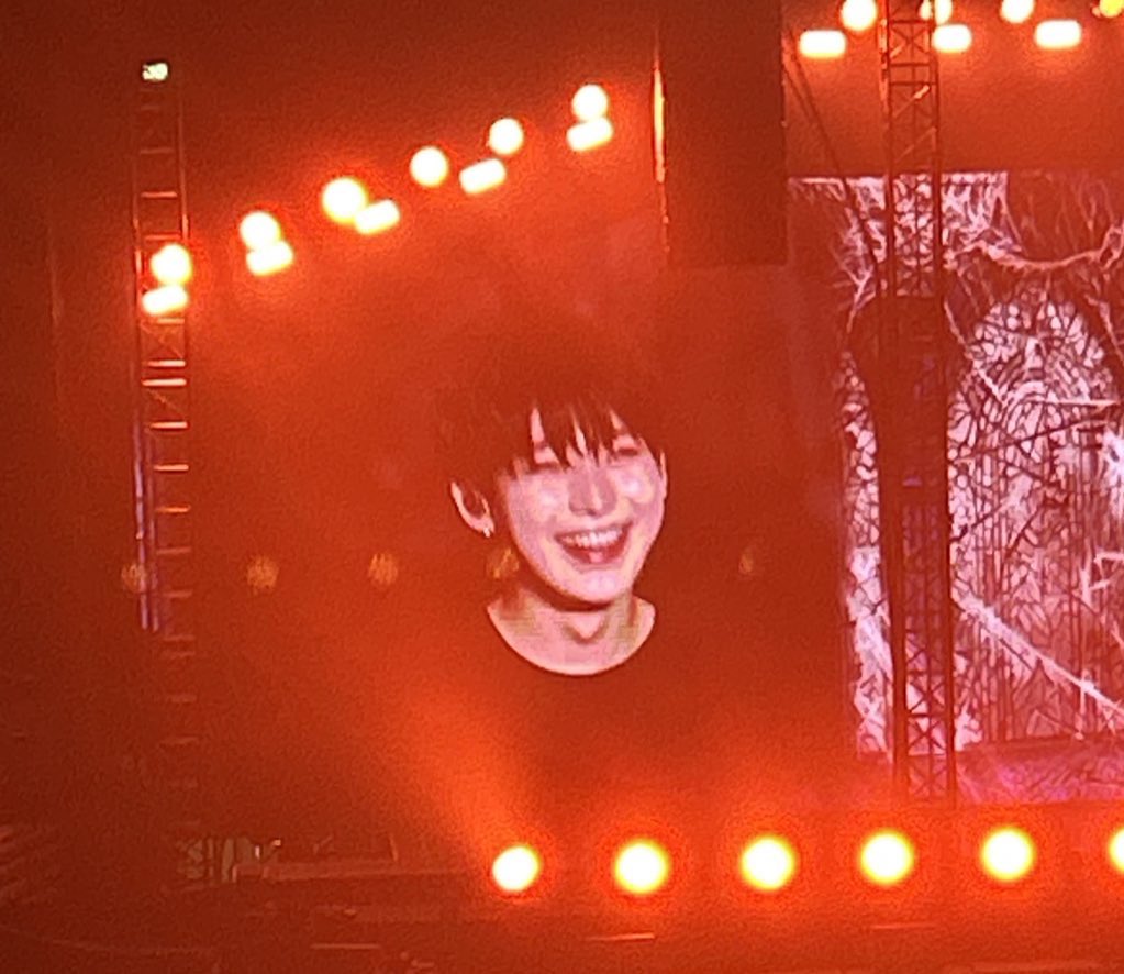 방 전등이 나가서 
폰 켜서 이 사진 보니까
ㅈㄴ밝아 
전등이 왜 필요해 
김선우가 웃으면 태양보다 밝은데