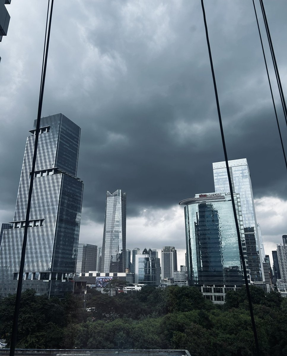 Lyamehan's tweet photo. @razantataa Foto langit dari jendela kantor setiap hari https://t.co/yvu6jzrnd3