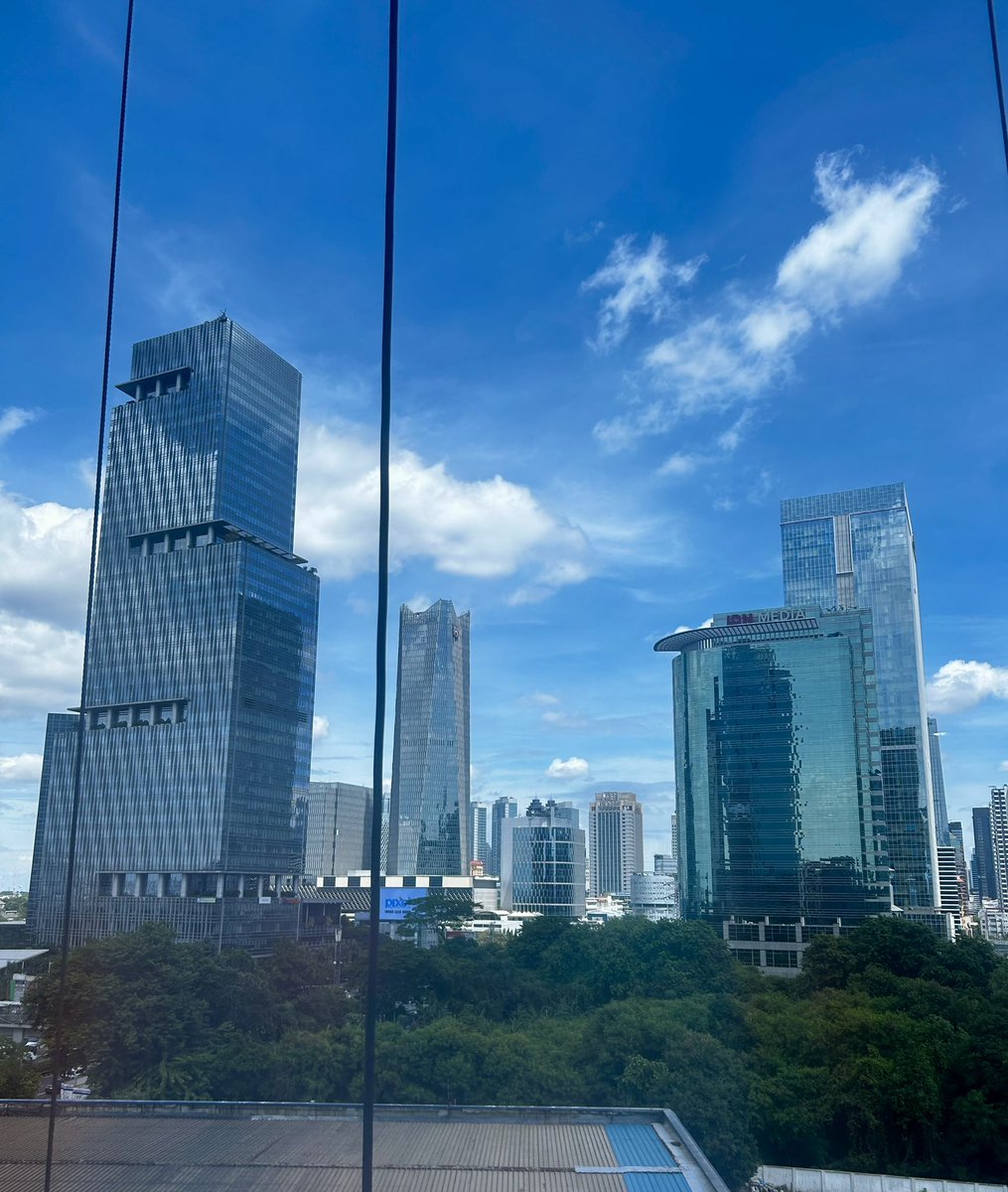Lyamehan's tweet photo. @razantataa Foto langit dari jendela kantor setiap hari https://t.co/yvu6jzrnd3
