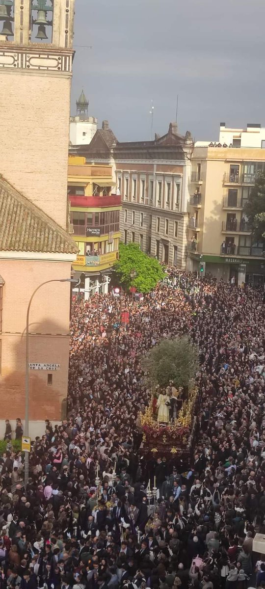 Impresionante imagen de como estaba San Pedro y Santa Ángela ayer al paso de la Hermandad de la Redención.
Fué asomarse a Sevilla el Señor de las manitas abiertas y la gente le arropó todo su recorrido. #SienteRedencion