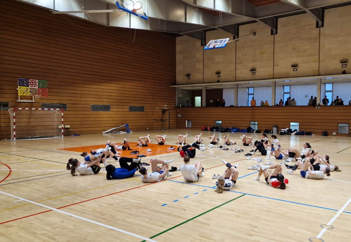 📷 Ahir es va fer l’activitat del PRECATH a Esplugues de Llobregat (CATH Blume) amb 27 jugadores de la generació 2010. 🤾‍♀️ La jornada va combinar proves físiques, entrenament tècnic i tàctic tant individual com colectiu, xerrada i partits. #HandbolCatalà