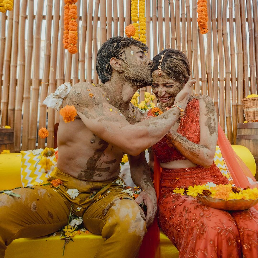 onlymyhealth's tweet image. Kriti Kharbanda-Pulkit Samrat Share Glimpses From Their Multani Mitti Based Haldi Ceremony 

onlymyhealth.com/kriti-kharband…

#PulkitSamrat #KritiKharbanda #Multani #multanimitti #Onlymyhealth