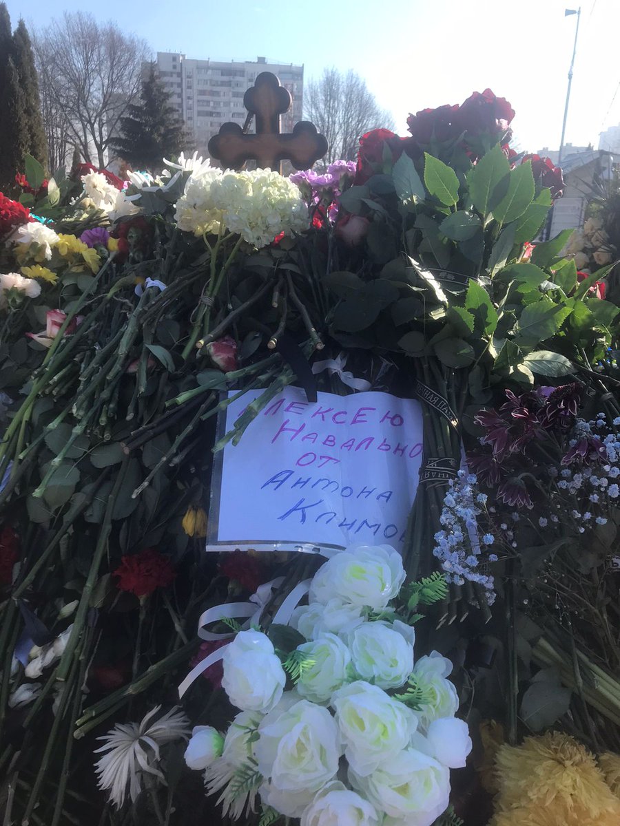 1/1) 
40 дней как в колонии города Харп режимом был убит Алексей Навальный. Его в итоге похоронили в Москве, на Борисовском кладбище, как я вижу в соцсетях, каждый день к нему идут и идут люди, при этом, они не бояться выставленного караула росгвардии 
#Навальныйнавсегда #40дней