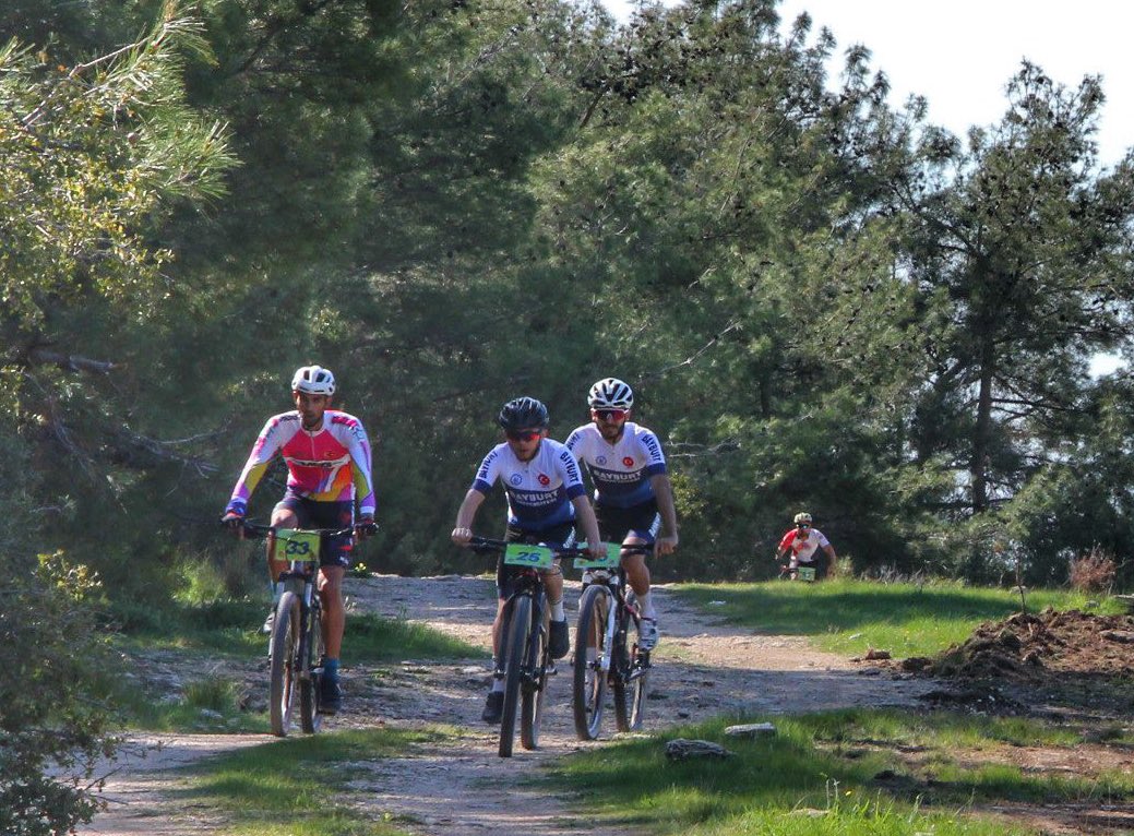 Öğrencilerimiz bisikletlerini Toros Dağlarında sürdü⛰️🚵🚵, şampiyonluk geleneği Mersin'de de sürdü... 🏆

5. Üniversitelerarası Dağ Bisikleti Yarışmasında şampiyon 🏆 olan öğrencimiz Önder Demir ile 5️⃣. olan öğrencimiz Emirhan Atsan'ı tebrik ederim. 👏

Darısı nicelerine...