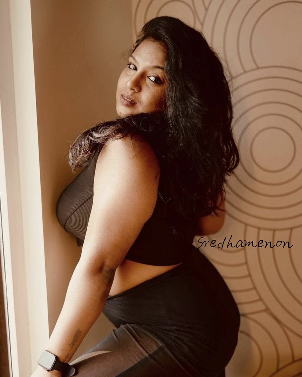Passion for fantasies and desires 😉where every curves whispers to charms🖤 #sredhamenon #lustysredha #mallugirl