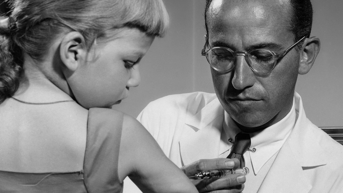 Le 26 mars 1953, le Dr Jonas Salk annonça au monde sa découverte du vaccin contre la polio ! Il choisit de ne pas le breveter pour laisser le plus grand nombre d'humains y avoir accès. D'après les estimations, il aurait renoncé à un bénéfice d'environ 7 milliards de dollars.