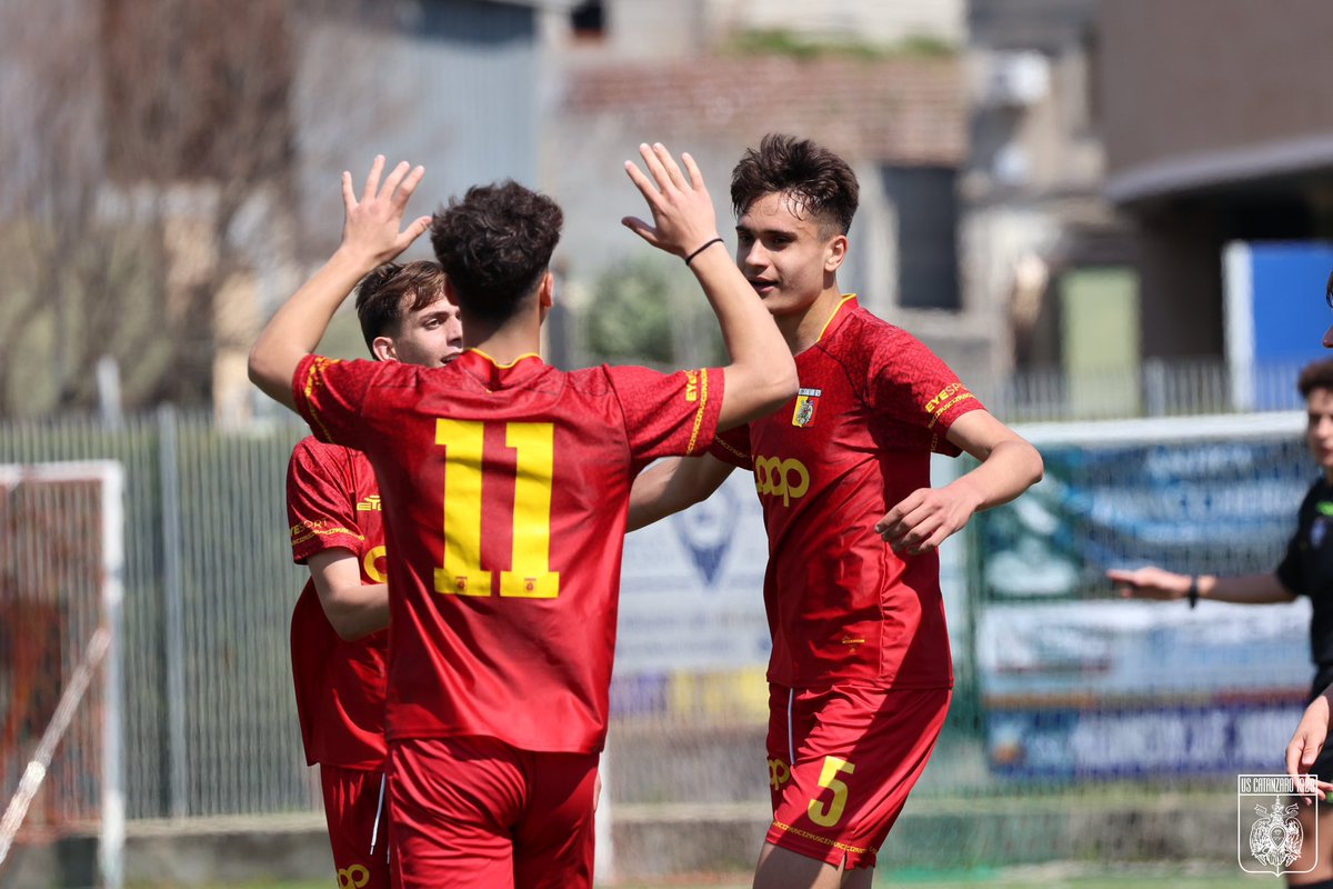 USCatanzaro1929's tweet image. High five 🙌 

#Primavera3 #AvantiAquile 🟡🔴