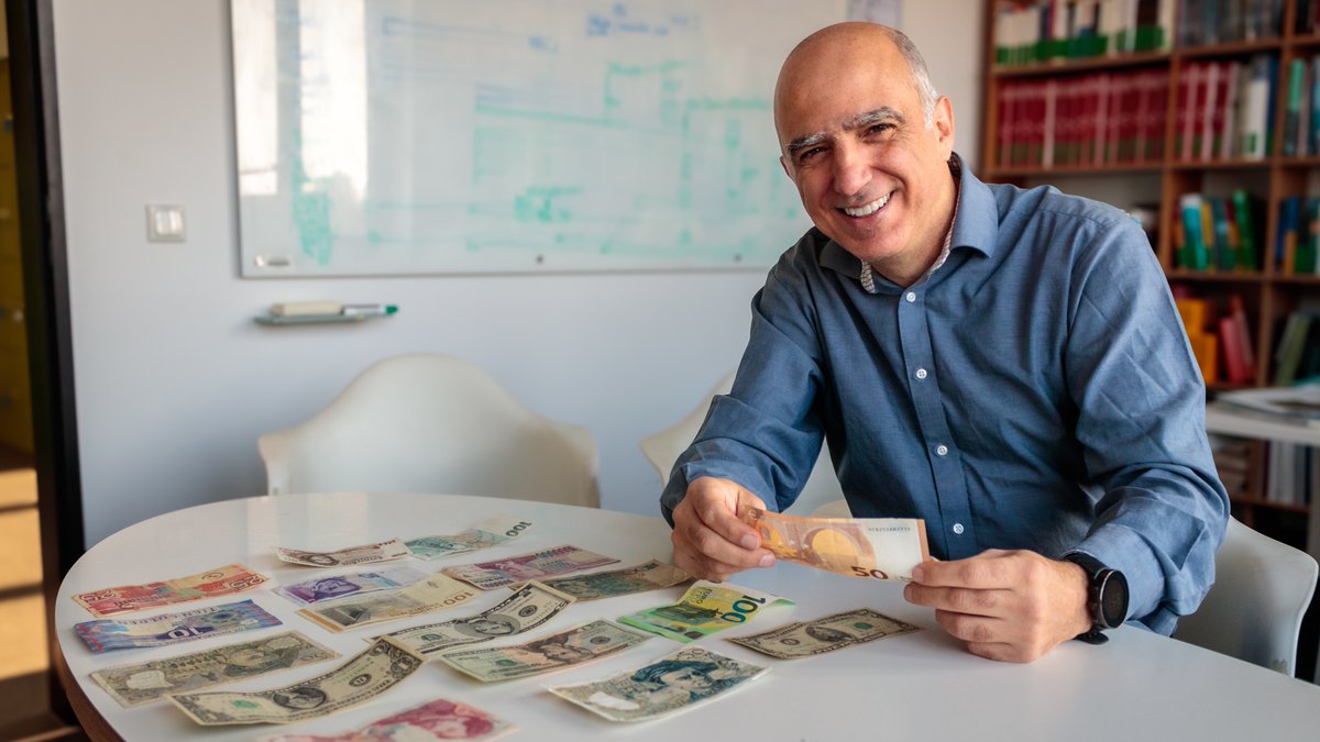 iDiv Biodiversity Research (@idiv) on Twitter photo 🌍💶 Ein Stück Artenvielfalt in jedem Portemonnaie! Prof. Dr. <a href="/hmlfpereira/">Henrique Pereira</a> und die <a href="/ECB/">European Central Bank</a> arbeiten an einem frischen Design für die Euronoten, das die biologische Vielfalt Europas widerspiegelt. <a href="/UniHalle/">Universität Halle (inaktiv)</a> #Biodiversität #EZB Mehr: shorturl.at/ghlB3 🌍💶 Ein Stück Artenvielfalt in jedem Portemonnaie! Prof. Dr. <a href="/hmlfpereira/">Henrique Pereira</a> und die <a href="/ECB/">European Central Bank</a> arbeiten an einem frischen Design für die Euronoten, das die biologische Vielfalt Europas widerspiegelt. <a href="/UniHalle/">Universität Halle (inaktiv)</a> #Biodiversität #EZB Mehr: shorturl.at/ghlB3