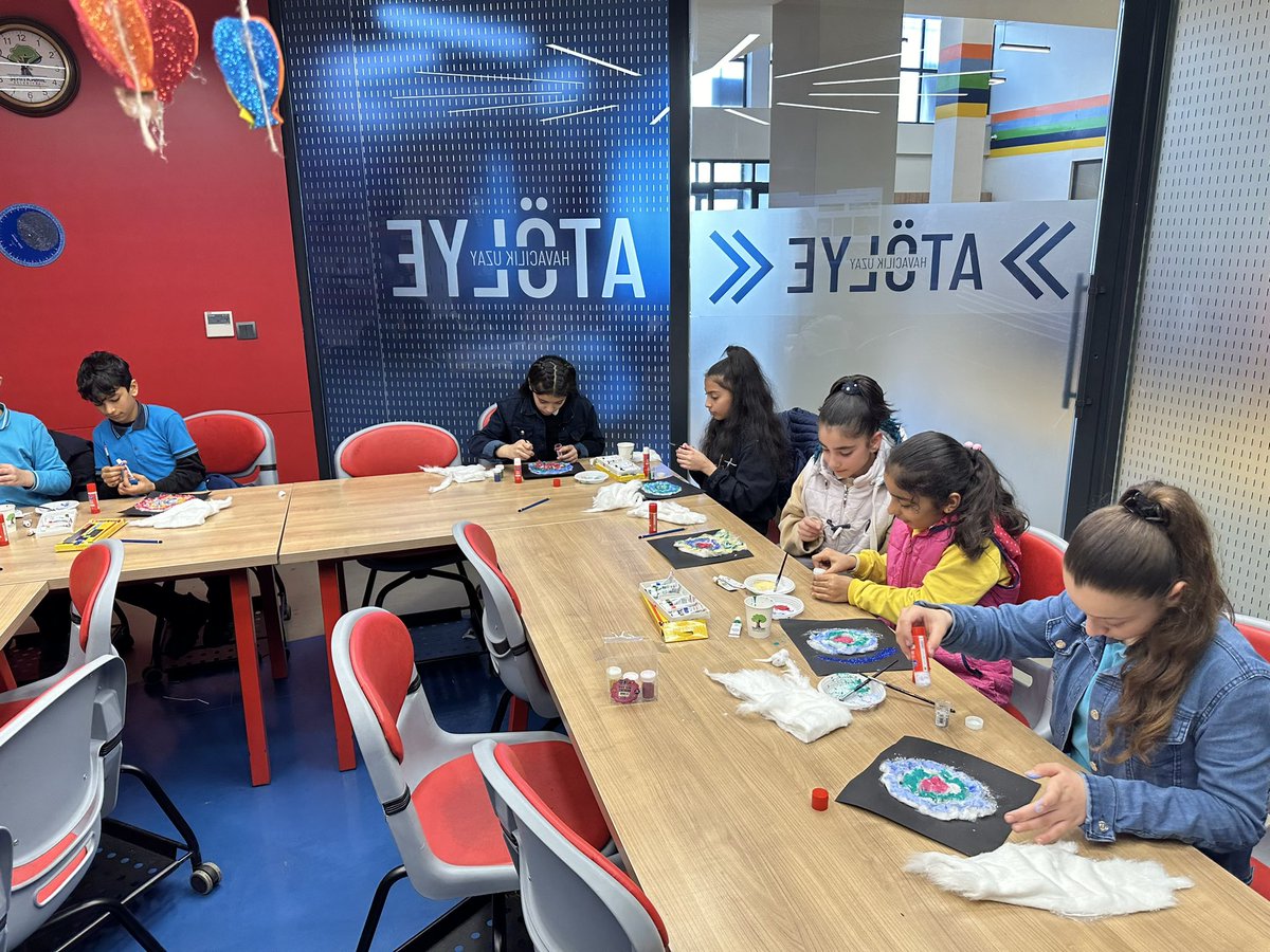 KaracaoglanO's tweet photo. Bilişim ve İnternet Kulübü öğrencilerimiz bilim merkezinde teknoloji atölyesine katıldı 💻👩🏼‍💻🧑🏻‍💻 @Gaziantep_MEM @SehitkamilMEM @SehitkamilBel @BilimSehitkamil @BilimGaziantep https://t.co/G4PMBTDJIW