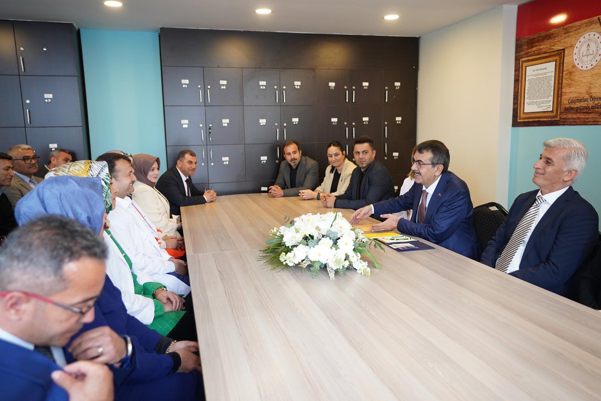 Millî Eğitim Bakanı <a href="/Yusuf__Tekin/">Yusuf Tekin</a>, Okulları Ziyaret Etti

Adana Kız Lisesi ve İsmail Hazar İlkokulunu ziyaret eden Bakan Tekin, sınıflarda öğrencilerle sohbet ederek eğitimcilerle öğretmenler odasında istişarelerde bulundu.

📍Adana

👉🏻 meb.ai/5KXAqw