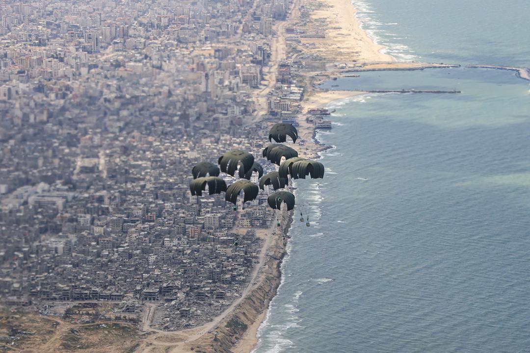 An A400M airdropped over 10 tonnes of food supplies into Gaza on Monday, as part of international efforts to provide life-saving assistance to civilians.

The aid consisted of water, rice, cooking oil, flour, tinned goods &amp; baby formula.

More 🔗 raf.mod.uk/news/articles/…