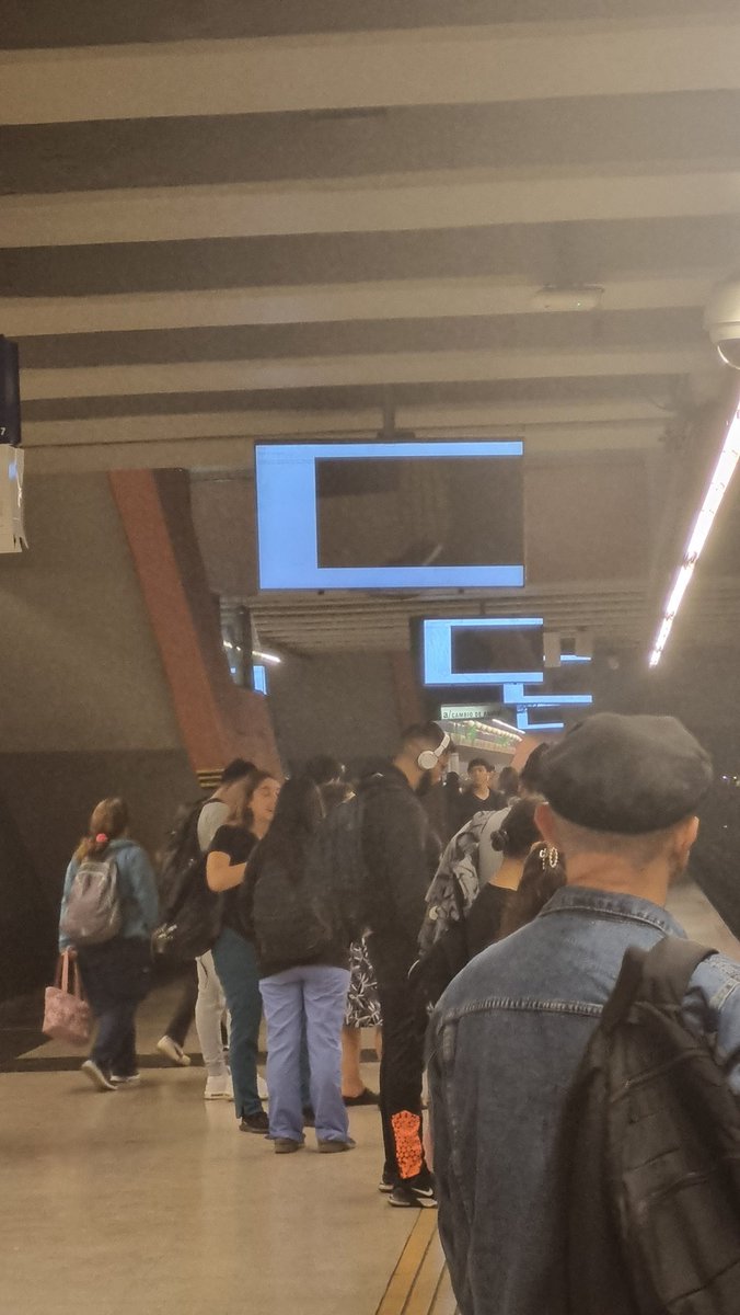 joaquin1894's tweet photo. @metrodesantiago pantallas sin funcionar estacion vicente valdes L4 ambos andenes. https://t.co/UfjUWUoG9m