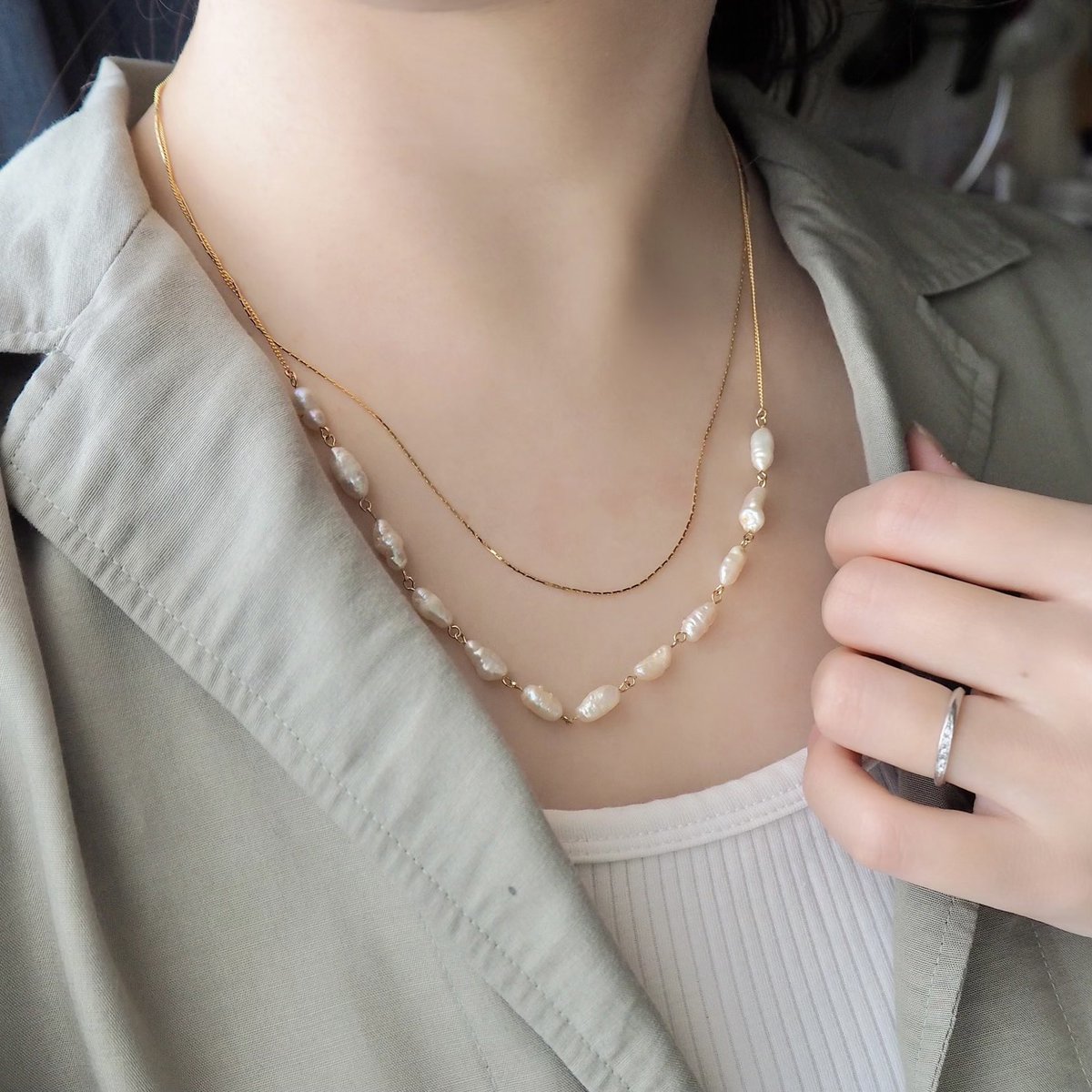 ⁣
⁣
new◼︎ライス型淡水パール2連ネックレス◼︎⁣
⁣【3/27 21:00 販売start】⁣
⁣
存在感のあるライス型淡水パールと⁣、シンプルチェーンの2連ネックレス
⁣
鎖骨下あたりで揺れ動くので⁣、コーディネートにニュアンス感のある雰囲気をプラスできます⁣

creema.jp/item/17478615/…
#淡水パール