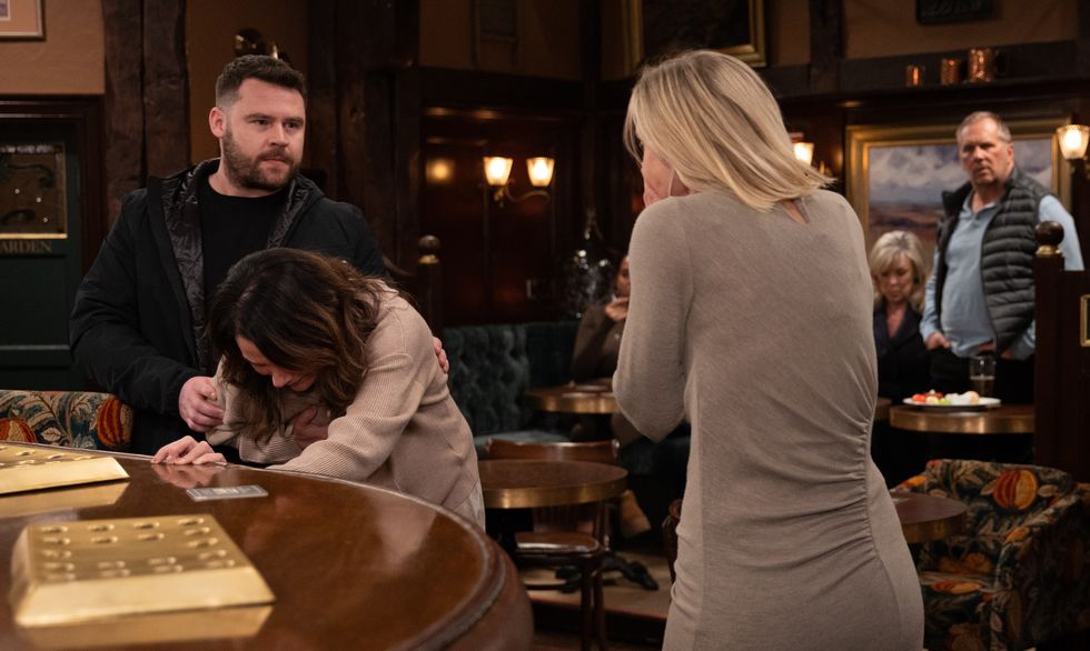DannyMFansite's tweet image. #Emmerdale Spoilers

Ruby causes a scene at the pub

She's still struggling over Caleb's attempts to build bridges with the Dingles.

Chas tries to intervene

The row goes badly wrong
Ruby accidentally elbows Chas in the chest.

The Dingles are all shocked.

(via Digital Spy)