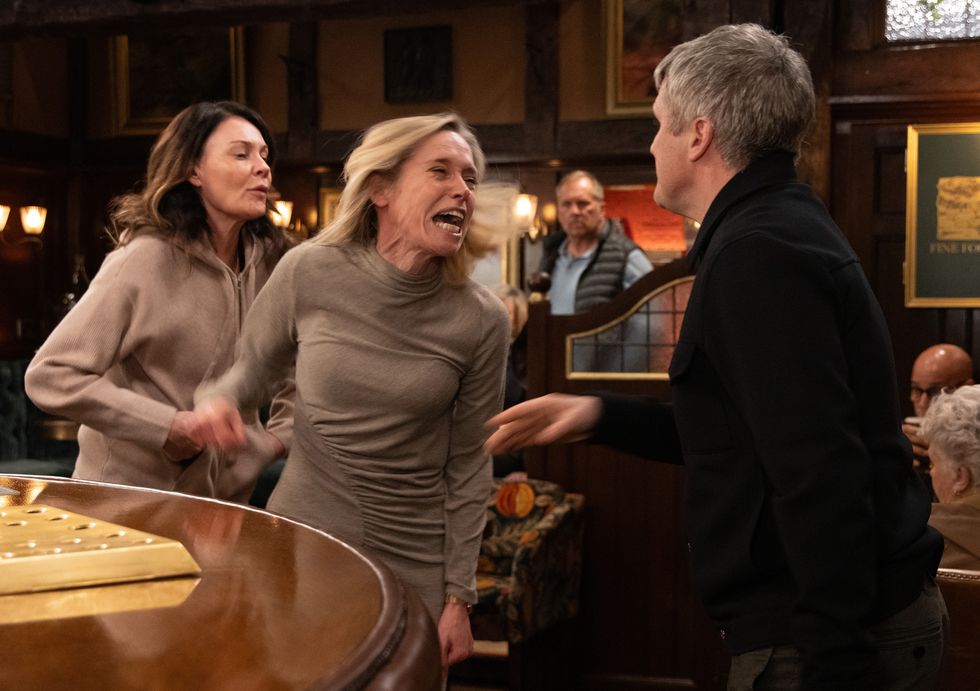 DannyMFansite's tweet image. #Emmerdale Spoilers

Ruby causes a scene at the pub

She's still struggling over Caleb's attempts to build bridges with the Dingles.

Chas tries to intervene

The row goes badly wrong
Ruby accidentally elbows Chas in the chest.

The Dingles are all shocked.

(via Digital Spy)
