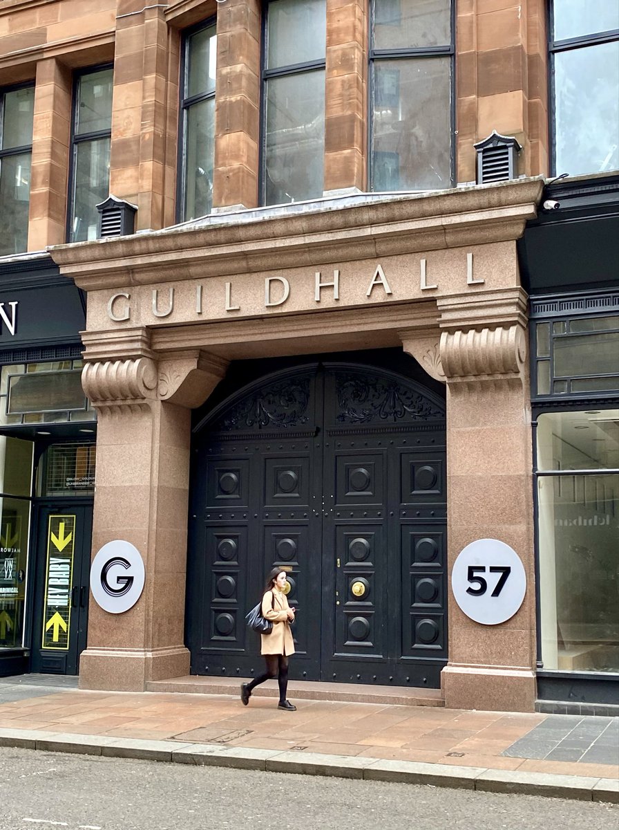 #MomentsOfBeauty: This is architect David Barclay’s no-nonsense muscular granite doorcase for his huge Hunter Barr warehouse of 1900 now known as the Guildhall on Queen Street. There’s something about this deeply modelled if understated building which feels very metropolitan 🥰!