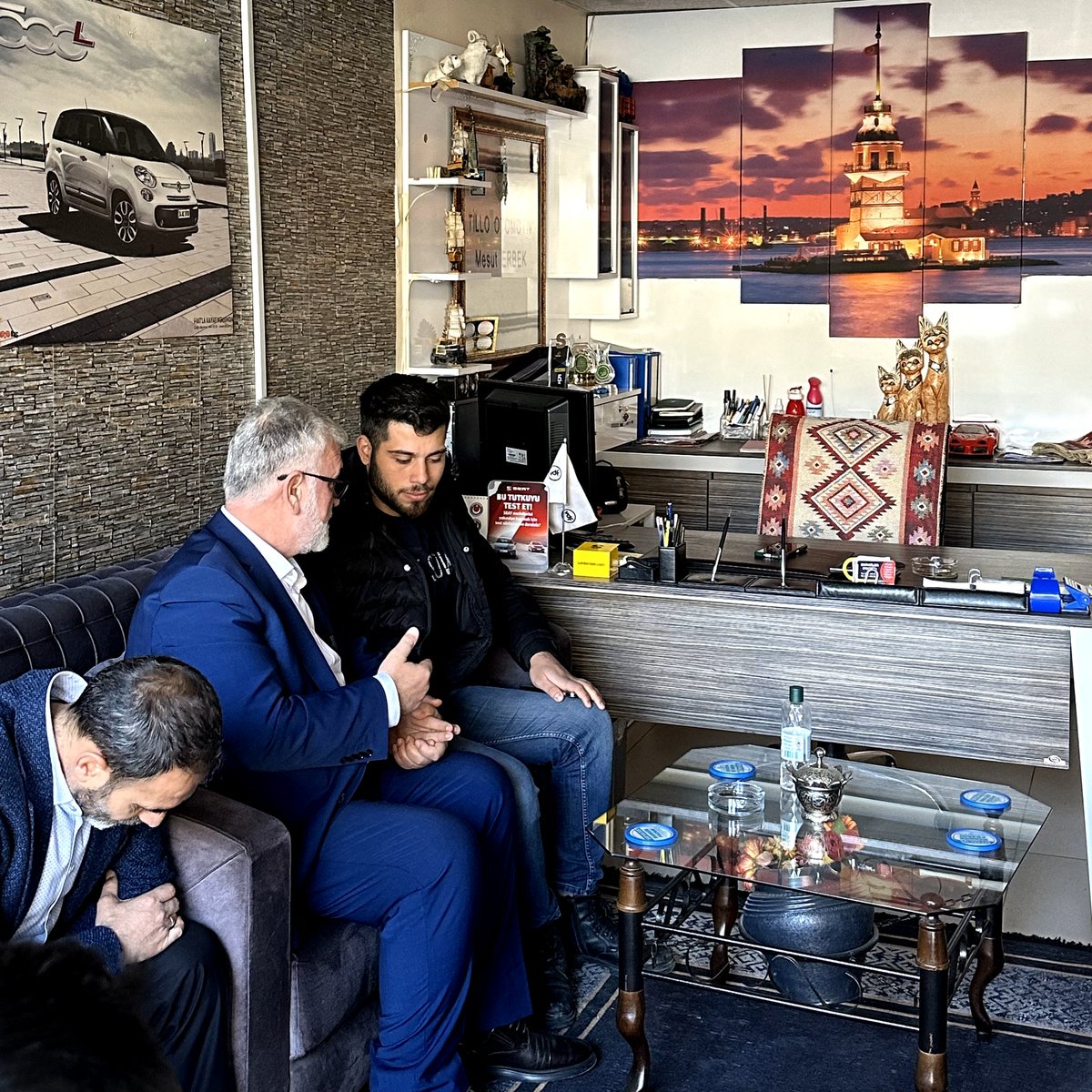 Esnaf ziyaretlerimiz devam ediyor. Biz bir aileyiz, Siirt ailesindeki her sorun bizi ilgilendiriyor.

Rabbimizin "adil şahidler olun" ilkesiyle halkımıza yaklaşacağız. Particilik referansıyla değil ehliyet ve liyakat ile belediyelerimizde işleri yürüteceğiz.

#BuSeferHÜDAPAR