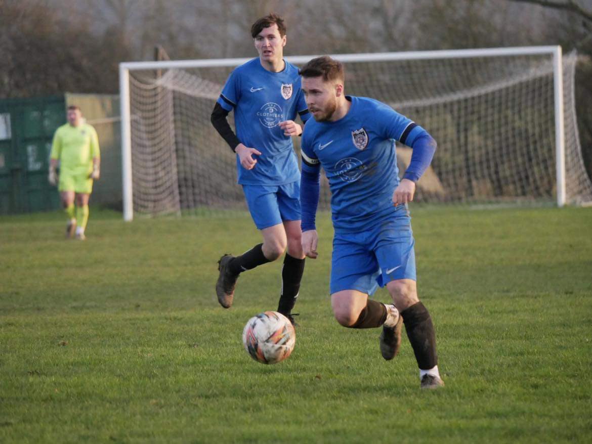 TigerSportPhot1's tweet photo. Grassroots To Greatness 
@GNSLOfficial Division 2
Affiliated to @GlosFA 
Level 13 English 🏴󠁧󠁢󠁥󠁮󠁧󠁿 Football Pyramid 
@R_OB_FC top goal scorer 11 @JamieWalker1010 (Photo1) contributing to @R_OB_FC push for the second consecutive promotion. https://t.co/06GUBxrvdB