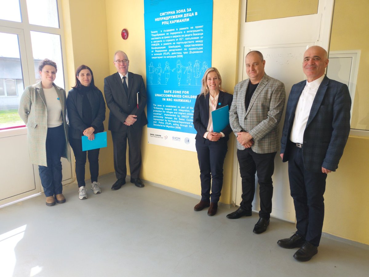 Visit to the migrant and refugee Reception Center in Harmanli including the new safe zone for unaccompanied minors, funded under the second 🇨🇭 Contribution. The exchanges between🇨🇭Ambassador Furrer, Ms. M. Tosheva/State Agency for Refugees, @christina_bruin UNICEF and NGOs.