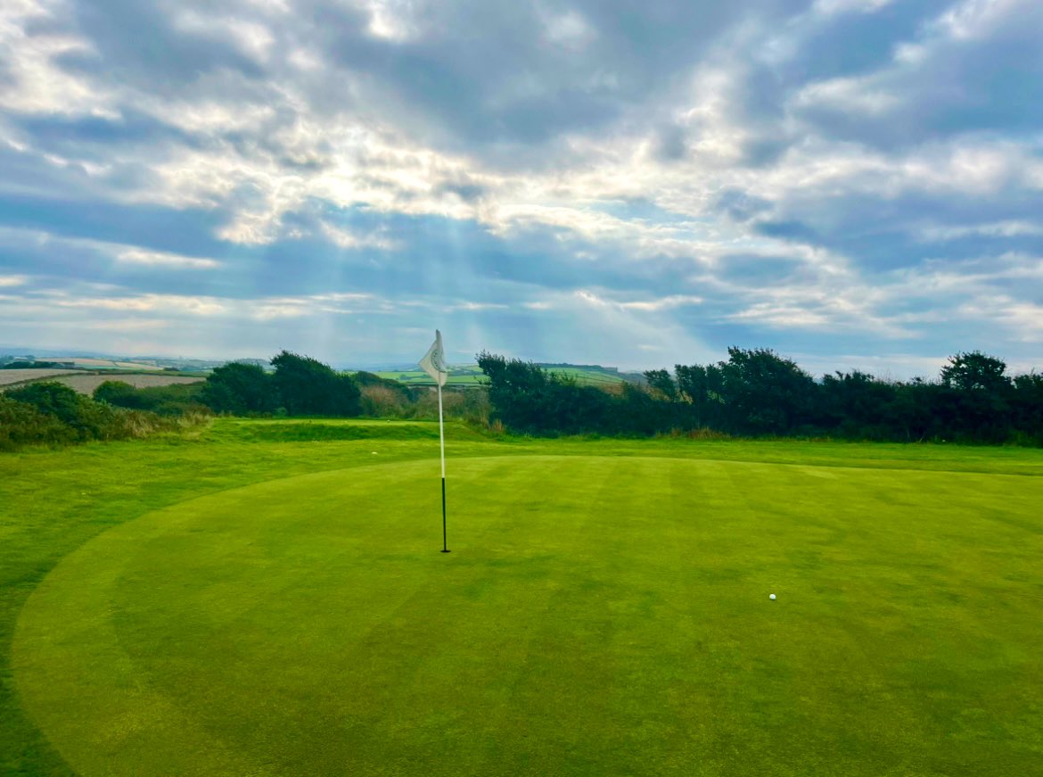 The sun is starting to poke through the cloud on what should be a perfect day to #playthebay. Unfortunately, following nearly 2 inches of rainfall yesterday, no trolleys will be permitted- CARRY ONLY. @PLsportsnews #SWGolf #StateofPlay