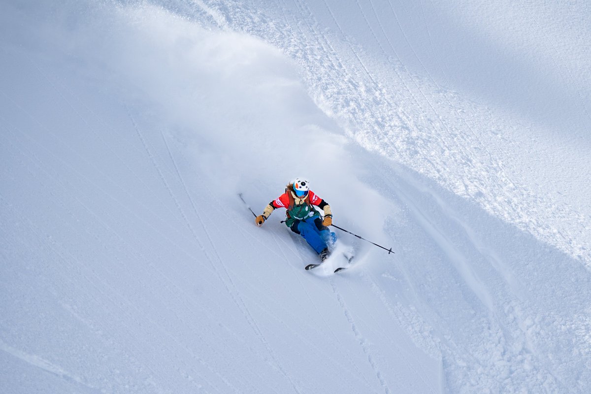 Avis à toutes les filles! Vous voulez vous essayer au freeride? Alors rendez-vous le 1er avril pour le 'Girls Powder', une journée découverte du ski/snowboard hors-piste, le tout accompagné par une prof de ski, une guide de montagne et une freerideuse! ⛷️nendaz.ch/fr/P153906/gir…