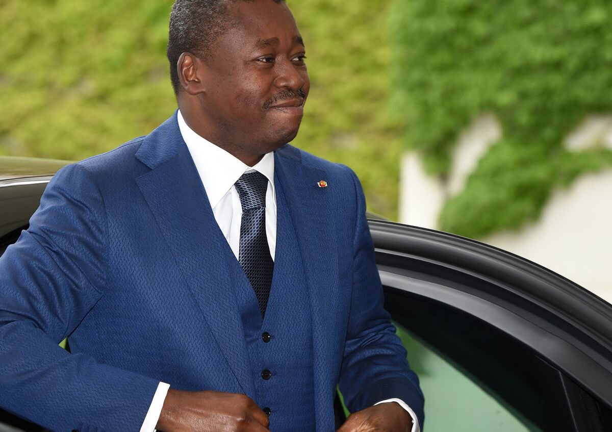 Last night, the dictator of #Togo, @FEGnassingbe, successfully orchestrated a legislative coup. His self-constituted parliament, filled with his siblings, nephews, cousins, and cronies, adopted a new constitution. Under this new constitution, he will no longer be elected by the…