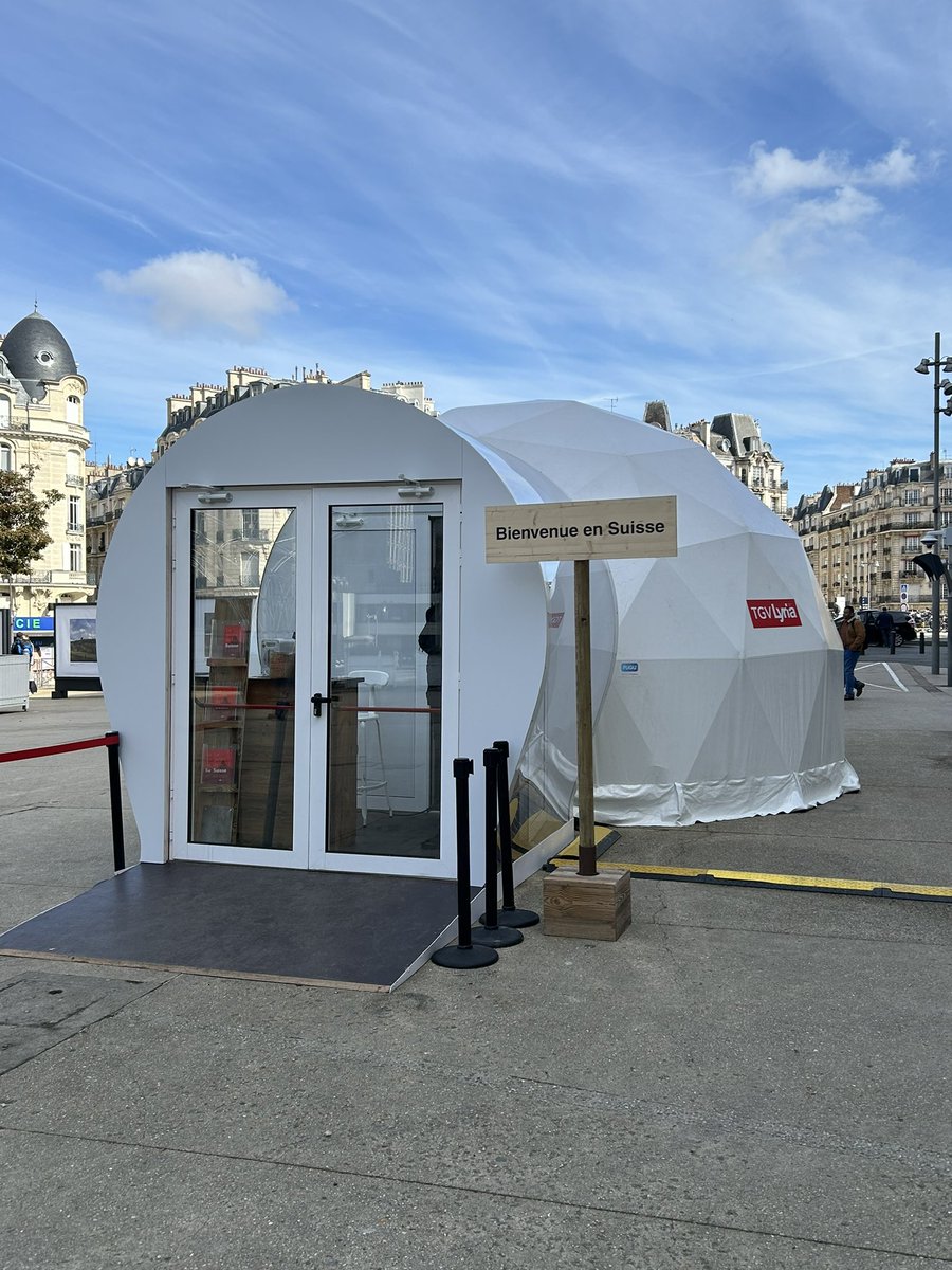Venez découvrir la Suisse ! Sur le parvis de  #parisgaredelyon une bulle immersive vous plonge dans les paysages de la Suisse grâce à la réalité virtuelle 🇨🇭. Merci <a href="/TGV_Lyria/">TGV Lyria</a> et <a href="/MySwitzerland_f/">Suisse Tourisme</a>