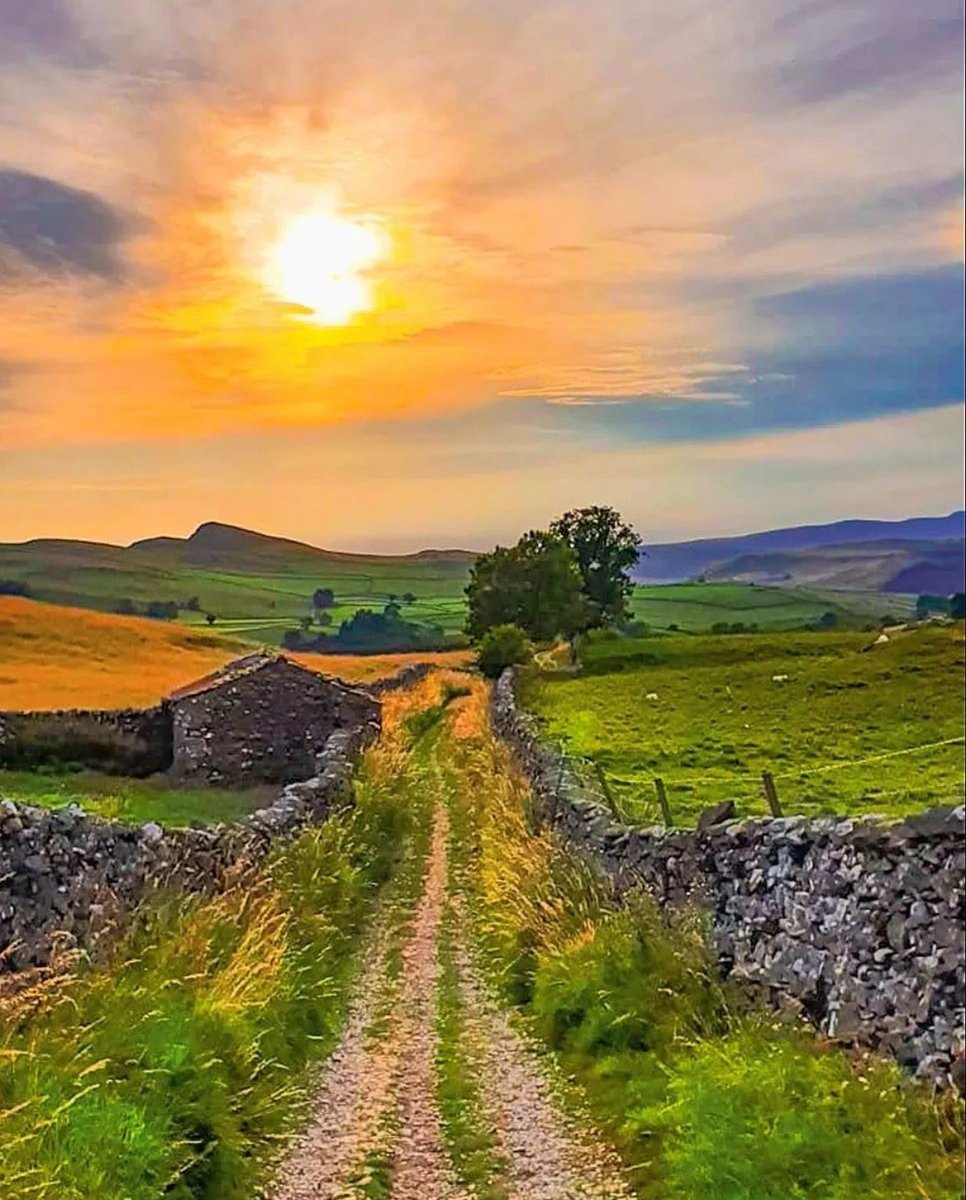 Goodmorning everyone🌄 Stainforth, North Yorkshire, England 📸: Tom Dobinson #UnitedKingdom📷 #England #stainforth #northyorkshire #yorkshire #countrylife #london #visitbritain #beautifuldestinations #traveling #travelphotography