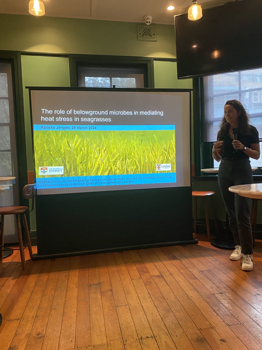 Our second speaker for the night is @Renske_Jongen, sharing how below-ground #microbes influence #seagrass responses to environmental stress. 🌱 Please note seagrasses ARE NOT seaweed. 😎 #JAMS #JAMSSyd #microbiology