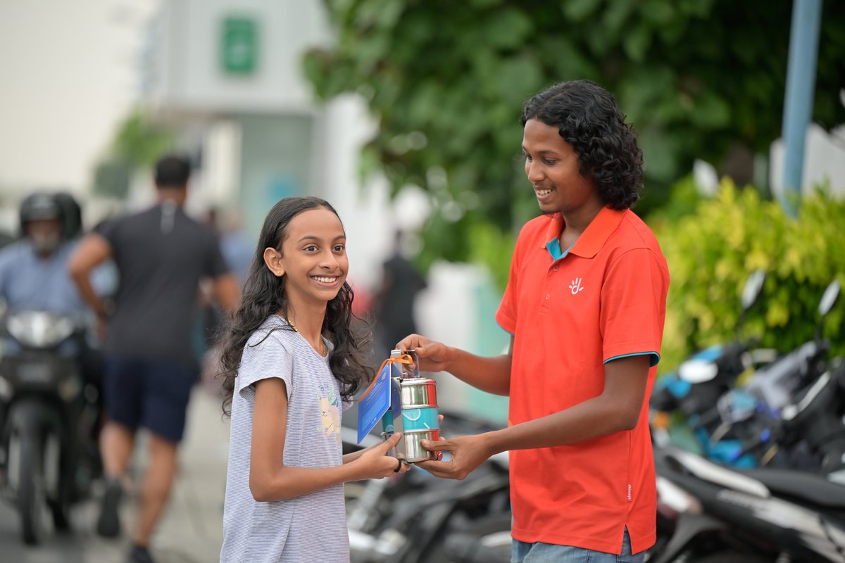 Dhiraagu's tweet photo. We kicked off our annual #ThashibariMovement with a bang 🤩
Our team gifted the #HeyoHithun thashibari to passersby on the road. This Ramadan, be the reason someone feels cared for, valued, and seen – even if it's someone you don't know 🧡
#SpreadKindness https://t.co/11KcdC0ztk