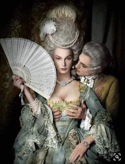 protbestfrgctx's tweet photo. Sabias que? ...

Al visitar el Palacio de Versalles en París, se observa que el suntuoso palacio no tiene baños.

En la Edad Media, no había cepillos de dientes, perfumes, desodorantes, y mucho menos papel higiénico. 

Los excrementos humanos eran lanzados por las ventanas del palacio.

En un día de fiesta, la cocina del palacio pudo preparar un banquete para 1500 personas, sin la más mínima higiene.

En las películas actuales vemos a las personas de esa época sacudirse o abanicarse...

La explicación no está en el calor, sino en el mal olor que emitían debajo de las faldas (que fueron hechas a propósito para contener el olor de las partes íntimas, ya que no había higiene). 

Tampoco era costumbre ducharse debido al frío y la casi inexistencia de agua corriente.

Solo los nobles tenían lacayos para abanicarlos, para disipar el mal olor que exhalaban el cuerpo y la boca, además de ahuyentar a los insectos.

Los que han estado en Versalles han admirado los enormes y hermosos jardines que, en ese momento, no solo se contemplaban, sino que se usaban como retrete en las famosas baladas promovidas por la monarquía, porque no había baños.

En la Edad Media, la mayoría de las bodas se realizaban en junio (para ellas, el comienzo del verano). 

La razón es simple: el primer baño del año se tomaba en mayo; así que en junio, el olor de la gente todavía era tolerable. 

Sin embargo, como algunos olores ya comenzaban a molestar, las novias llevaban ramos de flores cerca de sus cuerpos para cubrir el hedor. 

De ahí la explicación del origen del ramo de novia.

Los baños se tomaban en una sola bañera enorme llena de agua caliente. 

El jefe de la familia tenía el privilegio del primer baño en agua limpia. 

Luego, sin cambiar el agua, llegaban los demás en la casa, en orden de edad, mujeres, también por edad y, finalmente, niños. 

Los bebés eran los últimos en bañarse. 

Cuando llegaba su turno, el agua en la bañera estaba tan sucia que era posible matar a un bebé adentro.

Los techos de las casas no tenían cielo y las vigas de madera que los sostenían eran el mejor lugar para que los animales: perros, gatos, ratas y escarabajos se mantuvieran calientes. 

Cuando llovía, las filtraciones obligaban a los animales a saltar al suelo.

Los que tenían dinero tenían platos de lata. 

Ciertos tipos de alimentos oxidaban el material, causando que muchas personas mueran por envenenamiento.

Recordemos que los hábitos higiénicos de la época eran terribles. 

Los tomates, siendo ácidos, se consideraron venenosos durante mucho tiempo, las tazas de lata se usaban para beber cerveza o whisky; esta combinación, a veces, dejaba al individuo "en el piso" (en una especie de narcolepsia inducida por la mezcla de bebida alcohólica con óxido de estaño). 

Alguien que pasara por la calle pensaría que estaba muerto, así que recogían el cuerpo y se preparaba para el funeral. 

Luego se colocaba el cuerpo sobre la mesa de la cocina durante unos días y la familia se quedaba mirando, comiendo, bebiendo y esperando a ver si el muerto se despertaba o no. 

De ahí la que a los muertos se les vela (velatorio o velorio), que es la vigilia al lado del ataúd.

Inglaterra es un país pequeño, donde no siempre había lugar para enterrar a todos los muertos. 

Luego se abrían los ataúdes, se extraían los huesos, se colocaban en osarios y la tumba se usaba para otro cadáver. 

A veces, al abrir los ataúdes, se notaba que había rasguños en las tapas en el interior, lo que indicaba que el hombre muerto, de hecho, había sido enterrado vivo.

Así, al cerrar el ataúd, surgió la idea de atar una tira de la muñeca del difunto, pasarla por un agujero hecho en el ataúd y atarla a una campana. 

Después del entierro, alguien quedaba de servicio junto a la tumba durante unos días. 

Si el individuo se despertaba, el movimiento de su brazo haría sonar la campana. 

Y sería "salvado por la campana", que es popular expresión utilizada por nosotros hasta hoy.