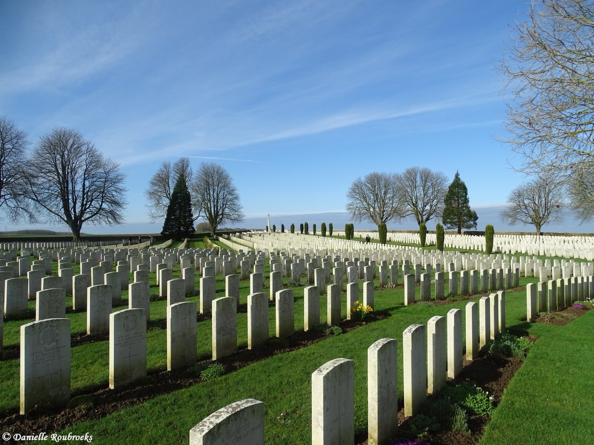 The beautiful and impressive @CWGC #CabaretRougeBritishCemetery, France. The cemetery contains over 7,650 burials of the First World War, over half of which remain unidentified.