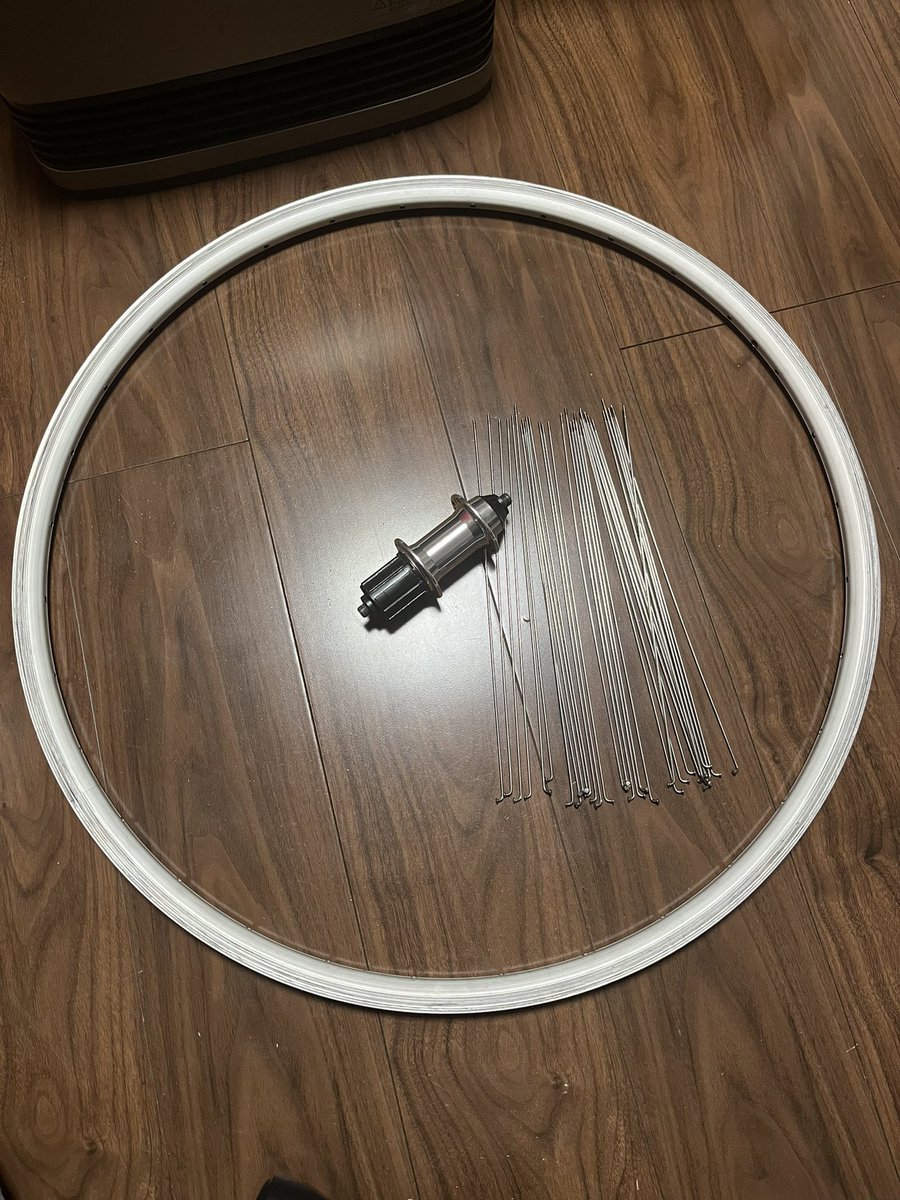 こんな雨の日は、自転車いじりに限る。
前々から、ハブ交換しようと思っていた。
まずは、スポーク　ニップル　リム　ハブに分解！今日はここまで。
仕事に出かけてきまーす！
明日の作業が楽しみだ〜🎵✨🕺🏻✨