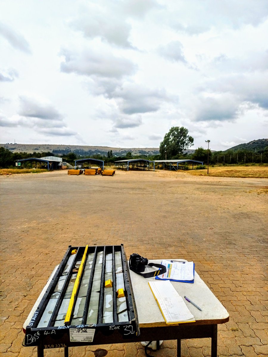 Week 2 working at the Council for Geoscience <a href="/CGS_RSA/">CGS</a> in Donkerhoek🇿🇦.
3.2 billion year old Paleoarchean granulitic beds alternating with desiccated mud layers <a href="/icdpDrilling/">ICDP</a> <a href="/unibremen/">Universität Bremen</a>
