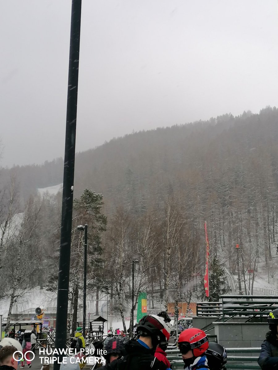 Some fresh snow to start day 2. Let's hope it continues for a fully slope tomorrow!!