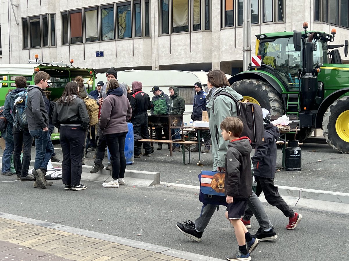 Op weg naar school is dit het beeld: Boeren terug in Brussel. Ze willen meer toezeggingen van de ministers van Landbouw die zo komen vergaderen. Veel minder trekkers dan vorige keren (nu ongeveer 30) maar er zijn dan ook al veel concessies gedaan. Wel veel vuurwerk 🧨