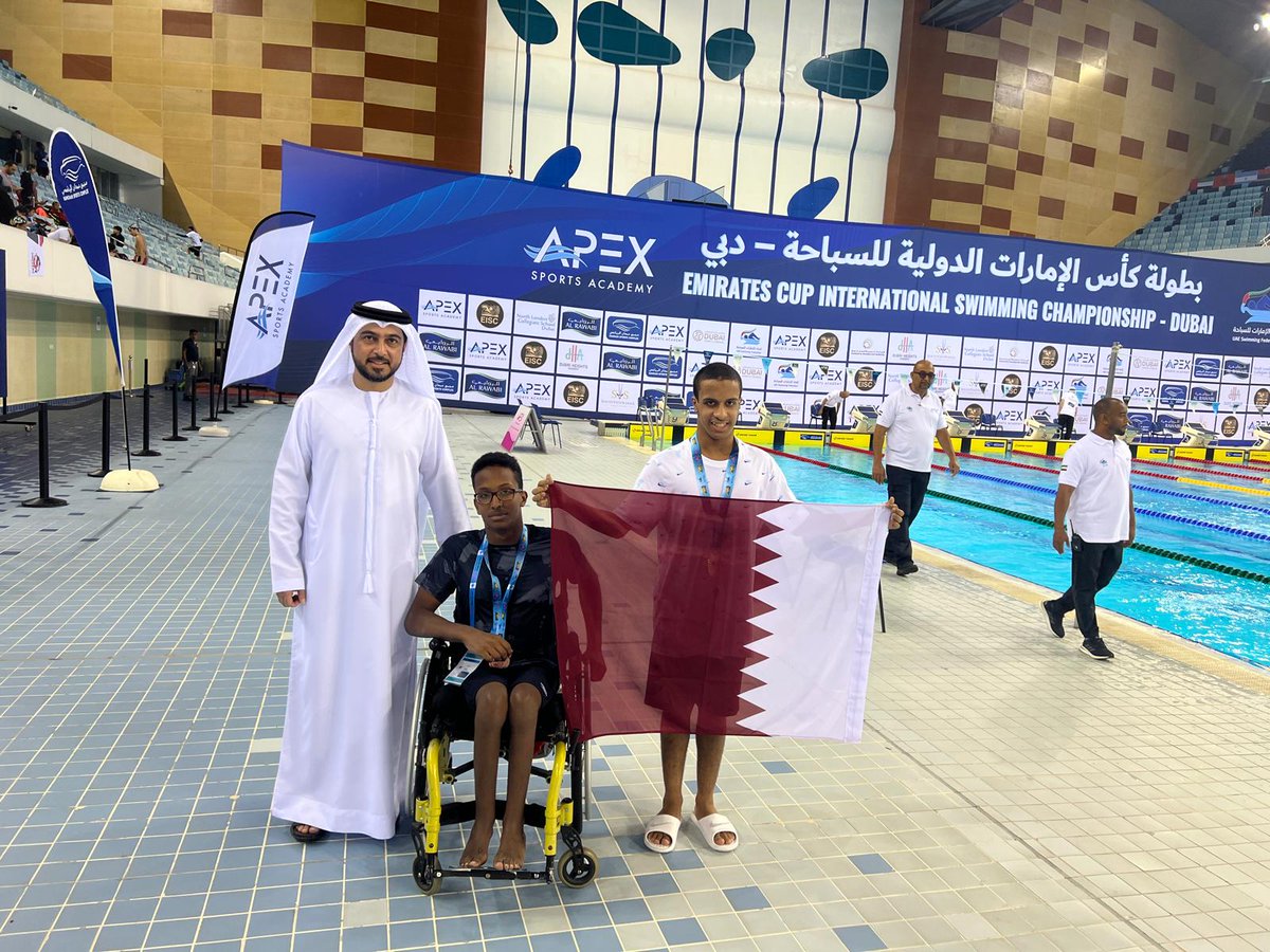 qsrn's tweet photo. تكريم ابطال السباحة المشاركين في #كأس_الإمارات
كرم الدكتور / حسن محمد الانصاري، أمين السر العام بـ #الاتحاد_القطري_لرياضة_ذوي_الاحتياجات_الخاصة السباحين المشاركين في بطولة كأس الإمارات الدولية للسباحة ( #دبي   ABEX ) والتي اقيمت في مجمع حمدان الرياضي المائي خلال شهر مارس 2024م
وحصل السباح / حسن سعيد حسن الشحي، على  الميدالية الذهبية في 50 متر حرة، والبرونزية في 50 متر ظهر، كما حصل السباح / يوسف محمد علي، على الميدالية البرونزية في 50 متر ظهر
والمدرب الكابتن / إبراهيم هجرس، مدرب السباحة للأشخاص ذوي الإعاقة، والبطولة للمرحلة السنية تحت (16) سنة للإعاقات الحركية.
#الجمعية_القطرية_لتأهيل_ذوي_الاحتياجات_الخاصة تتقدم للسباحين ومدربهم بالتهاني على هذا الإنجاز، متمنين لهم تحقيق المزيد من الألقاب، والميداليات في المناسبات والبطولات القادمة، ومن الجدير بالذكر أن المرحلة القادمة سوف تشهد تنظيم بطولات محلية في السباحة للأشخاص 
#.
ويرى المختصون في الجمعية القطرية لتأهيل ذوي الاحتياجات الخاصة، أن ممارسة الأشخاص ذوي الإعاقة للسباحة والألعاب المائية في مراحل نموهم الأولى لها الكثير من الجوانب الإيجابية، وتعتبر أمرًا مهمًا للأشخاص ذوي الإعاقة، ومن آثارها النفسية تنمية الثقة بالنفس، وتحسين الحالة المزاجية، والتغلب على مظاهر القلق والاكتئاب، وتساهم في تعديل السلوك نحو المسارات الإيجابية، والتدريب على التنافس وتبادل الأدوار .
كما تشجع المنافسات المائية على تطوير المهارات الاجتماعية، وتنمية التفاعل مع الآخرين، وتُعتبر السباحة رياضة تأهيلية وعلاجية للأشخاص ذوي الإعاقات الحركية الجسيمة، وتساعدهم على استعادة الإحساس بالجسم والتفاعل مع الماء، وتُحسين اللياقة البدنية، وتقوي العضلات، وتنبيه وظائف الجهاز العصبي لدى الأشخاص ذوي الإعاقة.
وللسباحة دورها في التحفيز و التطوير لقدرات الأشخاص ذوي الإعاقة وتعزز  من الاستقلالية، والاعتماد على الذات، والتمكين.
ومن المهم التدريب على السباحة للأشخاص ذوي الإعاقة بعناية، ومراعاة الأمان والراحة النفسية، وفي مكان آمن، مع اخذ كافة الاحتياطات اثناء السباحة، ويكون المدرب حاصل على الشهادات والدورات والخبرات التي تؤهله لتدريب الأشخاص ذوي الإعاقة، خاصة الإعاقات الذهنية، والتوحد، ومتلازمة داون، وغيرهم.
#قطر