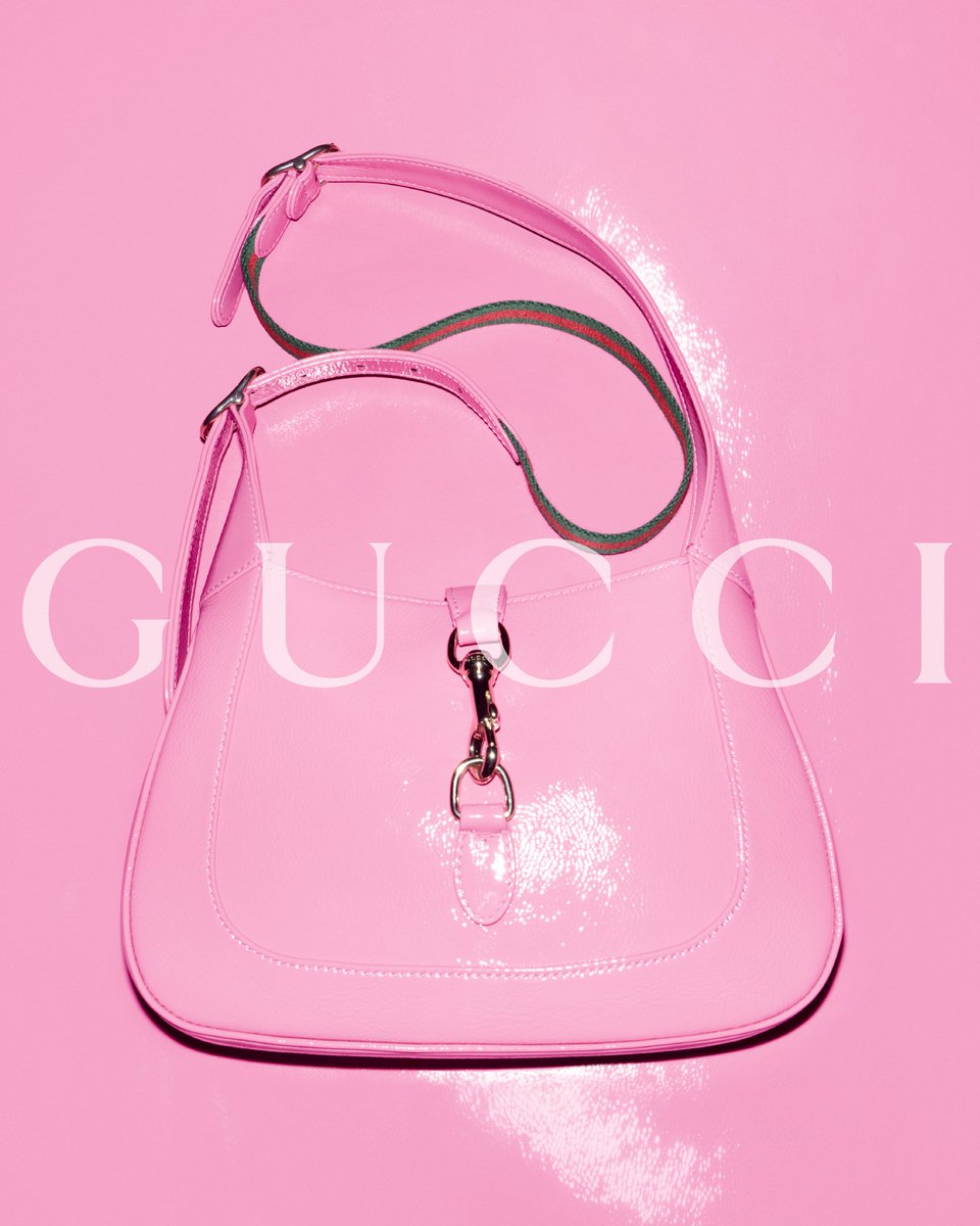 #GucciSS24 コレクションでは、〔グッチ ジャッキー〕 #GucciJackie をはじめとしたタイムレスなグッチのアイコンがクリエイティブ・ディレクターのサバト・デ・サルノのコンテンポラリーなビジョンにより再解釈されて登場。 on.gucci.com/Jackie1961_j_