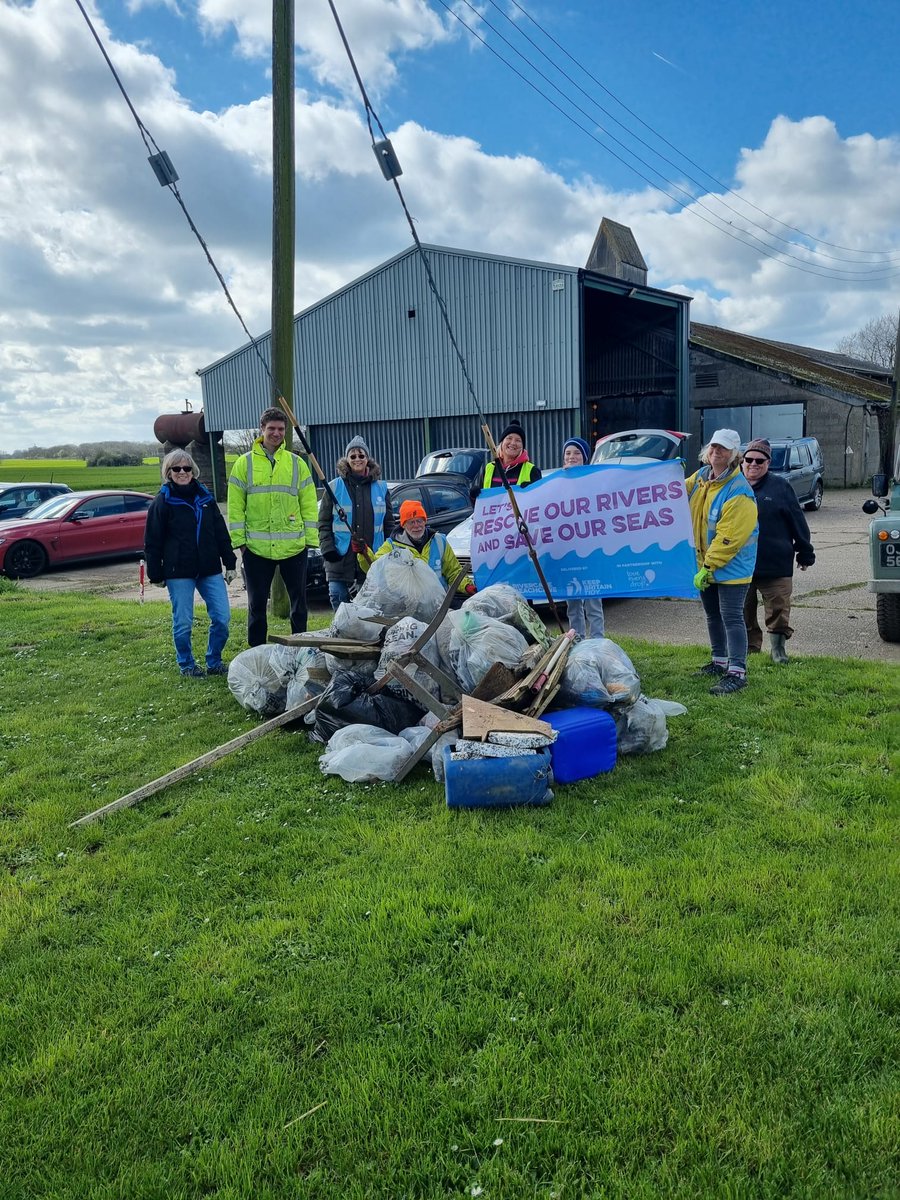 River_Care's tweet image. 115 rivercleans since 2002 and the Rochford RiverCarers are still finding enough rubbish to fill a Land rover 😱 We wonder how old that crash helmet is?
22 bags collected from the banks of the river by 10 fab volunteers in support of @KeepBritainTidy #GreatBritishSpringClean 🚮