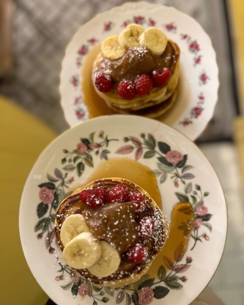 There's no better way to start your Tuesday than stuffing yourself silly with these stacks of fluffy pancakes topped with banana, raspberries and salted caramel butter. Tag a pancake lover 🥞🥞🥞🥞 [Pancake, Dessert, Eggbreak, Brunch, Notting Hill, Food]