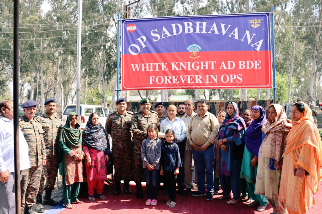 prodefencejammu's tweet photo. #WeCare
@Whiteknight_IA Air Defence Warriors installed 20 Solar Street Lights in four remote villages of #Sunta, #Khrooni, #Darsoo & #Kralchihal in #Udhampur & #Ramban, illuminating hearts & heralding a brighter, cleaner & energy efficient tomorrow.
@SpokespersonMoD
@diprjk https://t.co/PiF03xtocX