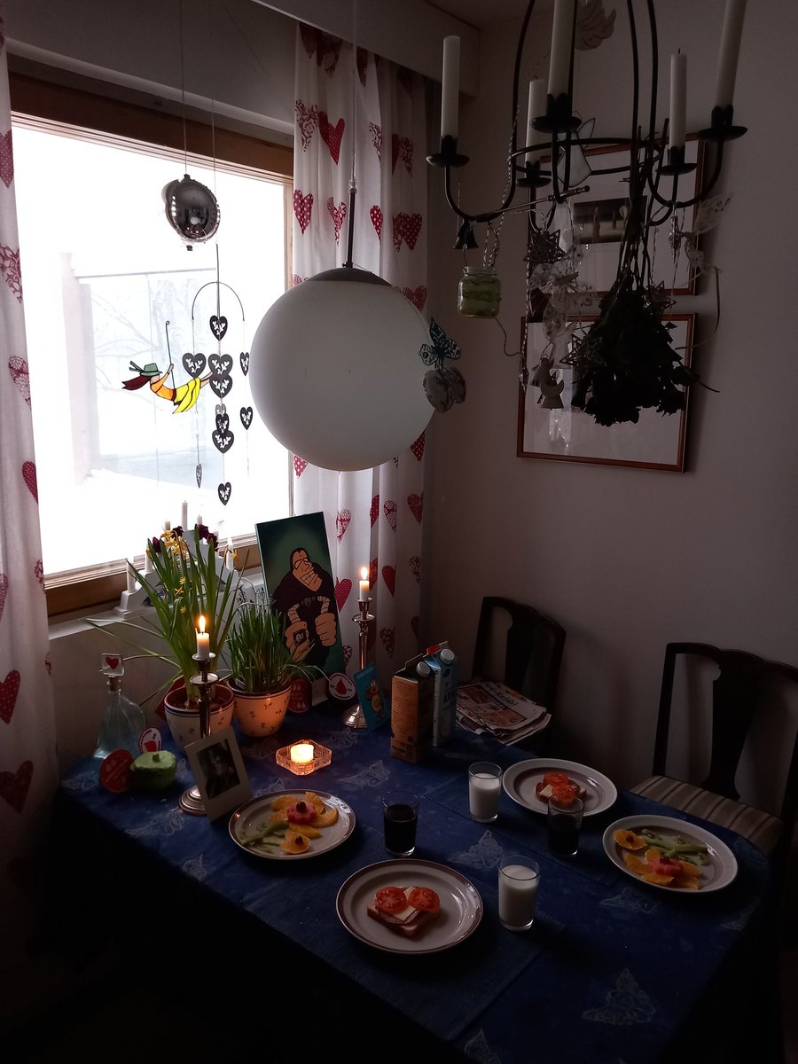 JuhaTenhonen's tweet photo. Maanantain #äijäaamianen #toffolandia'n tuomisii #pirkka #pippurimetvursti #gouda #linkosuo #juustopaahto #punalappusii #suomalainen tomaatti #hetelmii https://t.co/aqIG2TnZ6d