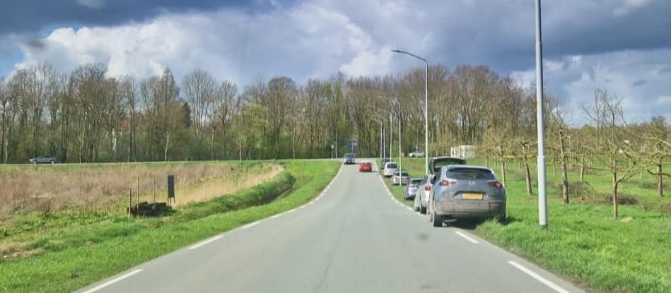 AWniethier's tweet photo. Steeds vaker zijn er grote events bij de wielerverenigingen aan de Schaarsdijkweg. Zeer positief natuurlijk, maar er ontstaan nu al parkeerproblemen.

@gemTiel geef sport en recreatie de ruimte en gebruik het "Anders Wonen Aso-woningen" terrein voor parkeerruimte! #tiel https://t.co/opV3HDzQ6v