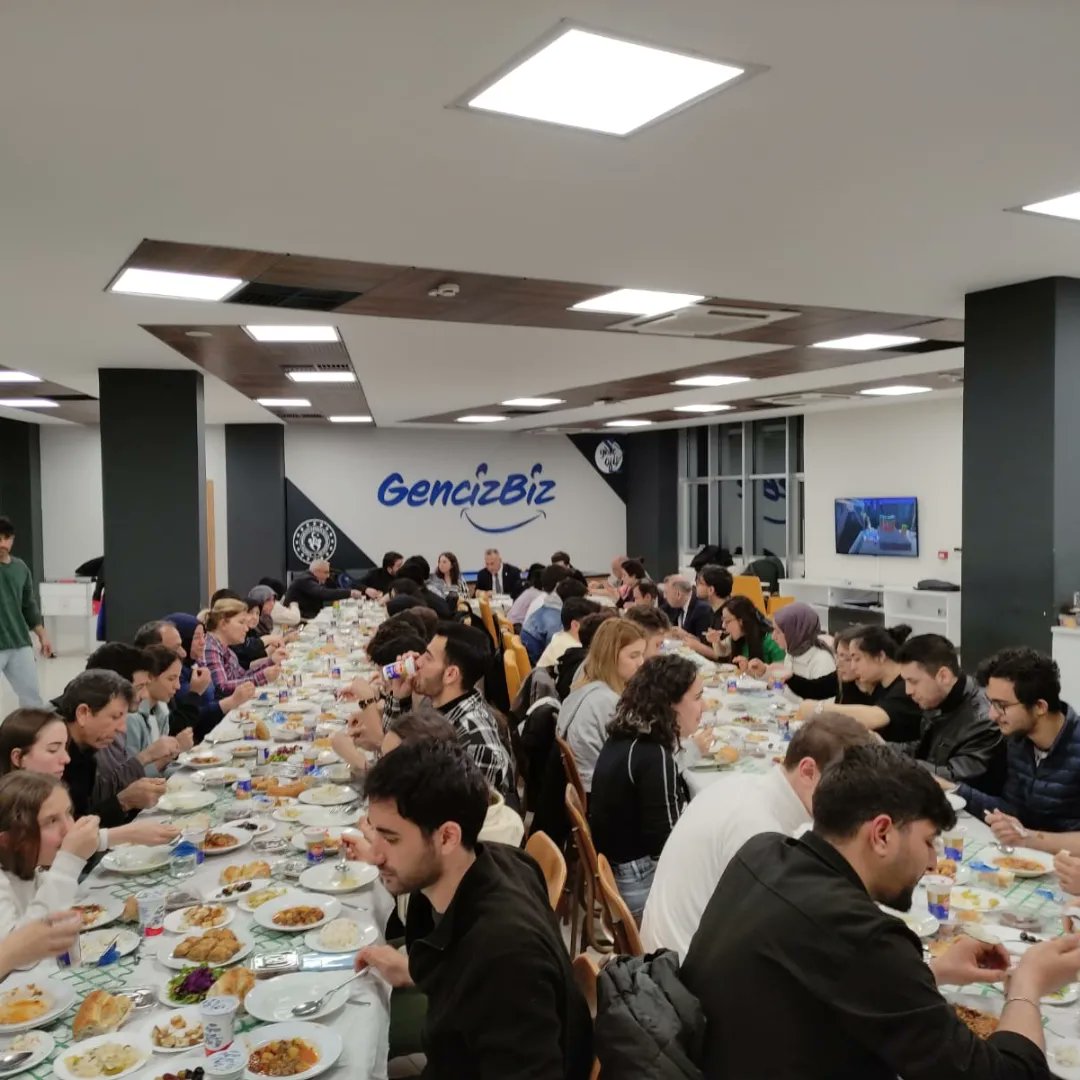 Merkezimde Ramazan Etkinlikleri kapsamında Balıkesir Gençlik Merkezi BAÜN Genç Ofis gönüllü gençleri ve  Akademi çalışmalarına katılan gençlerimizle iftar buluşması yapıldı.