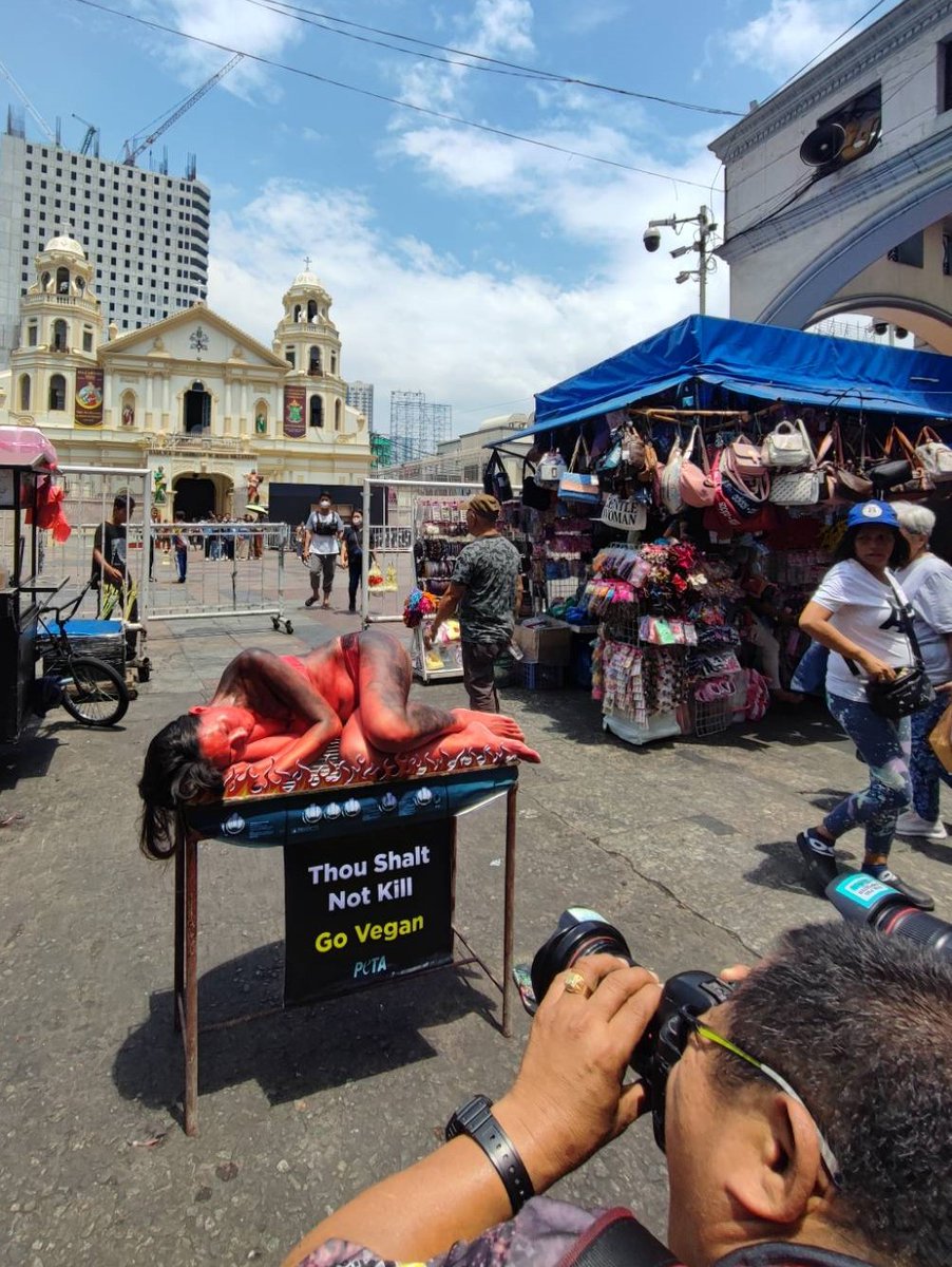 PETA supporters have been serving up some food for thought during Holy Week in Manila. No sentient being, whether a human or any other animal, belongs on the barbecue. Save up to 200 animals each year and pledge to go vegan: PETAAsia.com/GoVegan